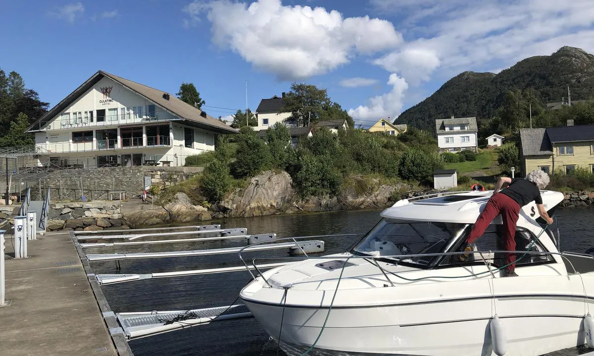 {"base": "no", "no": "Eivindvik gjestehavn, noe slitt uten str\u00f8m. Ved siden av ligger Gulating Hotellbrygge hvor det er b\u00e5ser med str\u00f8m og vann.", "se": "Eivindvik g\u00e4sthamn, n\u00e5got sliten utan el. Bredvid ligger Gulating Hotellbrygga d\u00e4r det finns platser med el och vatten.", "en": "Eivindvik guest harbor, somewhat worn without electricity. Next to it is Gulating Hotel Pier where there are berths with electricity and water.", "da": "Eivindvik g\u00e6stehavn, noget slidt uden str\u00f8m. Ved siden af ligger Gulating Hotelbrygge hvor der er b\u00e5se med str\u00f8m og vand."}