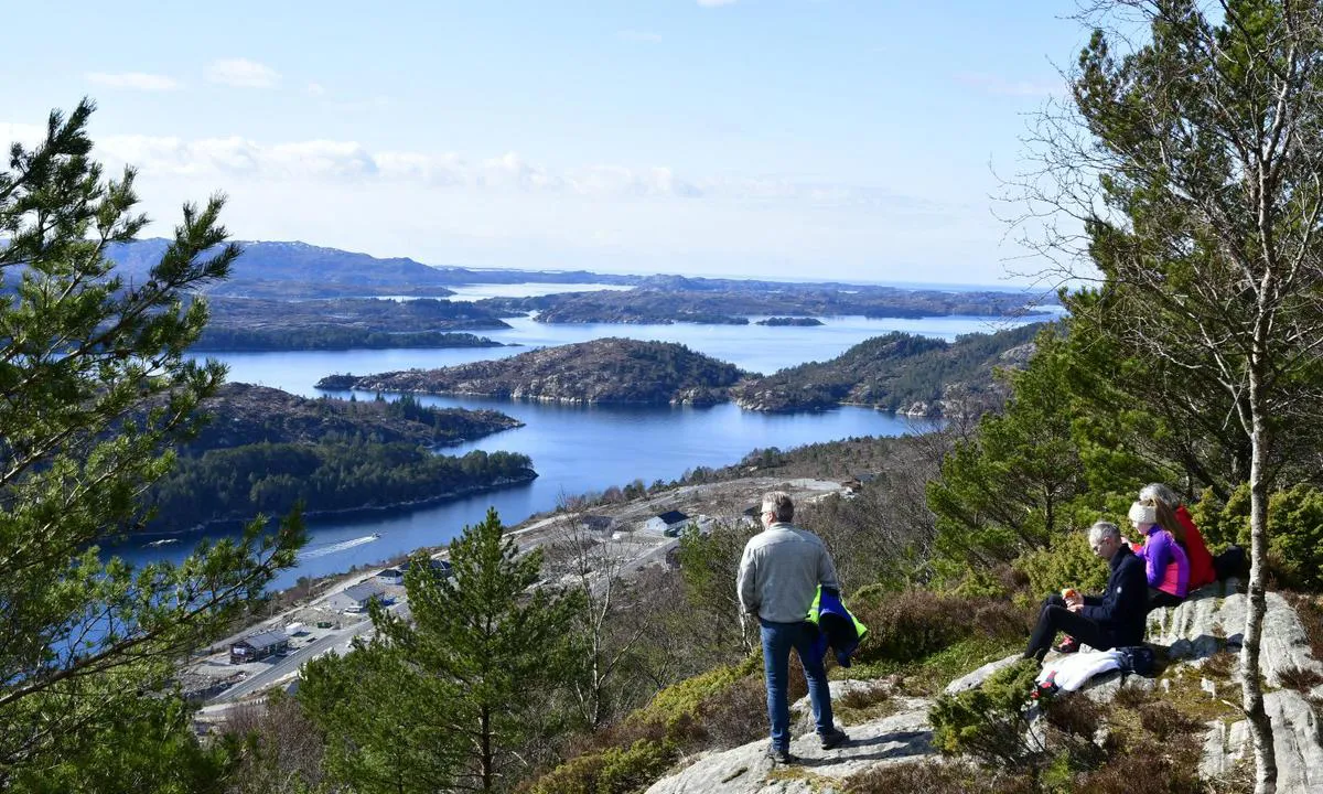 Eivindvik Gjestehavn: {"base": "en", "no": "Flott natur p\u00e5 vei opp til H\u00f8gefjellet.", "se": "Fin utsikt p\u00e5 v\u00e4gen upp till H\u00f8gefjellet.", "en": "Nice scenery on the way up to H\u00f8gefjellet.", "da": "Flot landskab p\u00e5 vej op til H\u00f8gefjellet."}