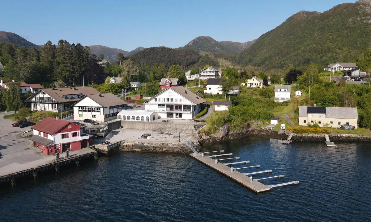 Eivindvik Gjestehavn: {"base": "en", "no": "Flytebrygga utenfor hotellet er ogs\u00e5 gjestemarina.", "se": "Den flytande bryggan utanf\u00f6r hotellet \u00e4r ocks\u00e5 g\u00e4stmarina.", "en": "The floating dock outside hotel are also guest marina.", "da": "Den flydende dok uden for hotellet er ogs\u00e5 en g\u00e6stemarina."}