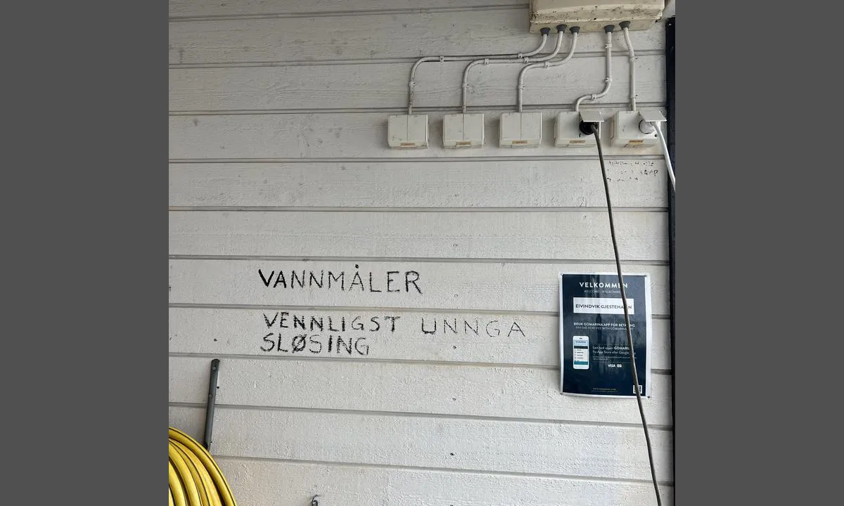 Eivindvik Gjestehavn: {"base": "no", "no": "Det er ikke str\u00f8m eller vann p\u00e5 flytebryggen. Ta med skj\u00f8teledning!", "se": "Det finns ingen str\u00f6m eller vatten p\u00e5 flytbryggan. Ta med f\u00f6rl\u00e4ngningssladd!", "en": "There is no electric power or water on the floating dock. Bring an extension cord!", "da": "Der er ikke str\u00f8m eller vand p\u00e5 flydebroen. Tag en forl\u00e6ngerledning med!"}