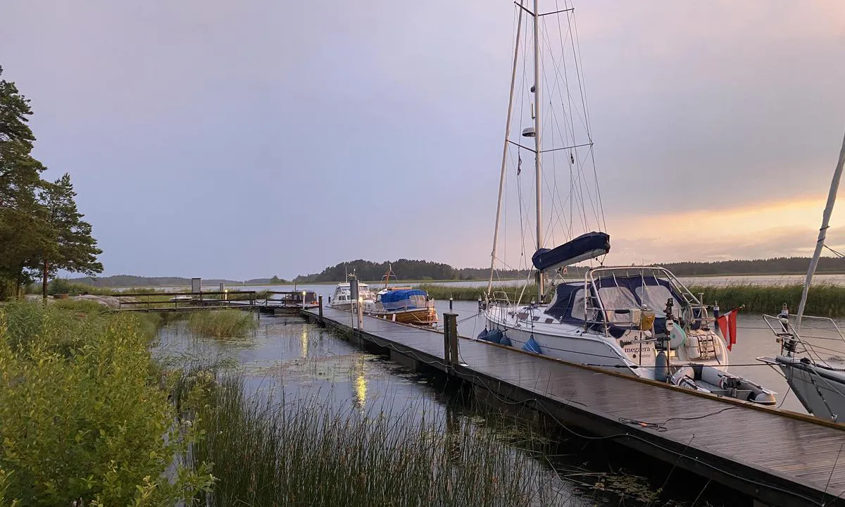 Ekenäs - Säffle: {"base": "no", "no": "Gjestebrygge med innl\u00f8pet til havnen i bakgrunnen", "se": "G\u00e4stbrygga med inloppet till hamnen i bakgrunden", "en": "Guest pier with the harbor entrance in the background", "da": "G\u00e6stebro med indl\u00f8bet til havnen i baggrunden"}