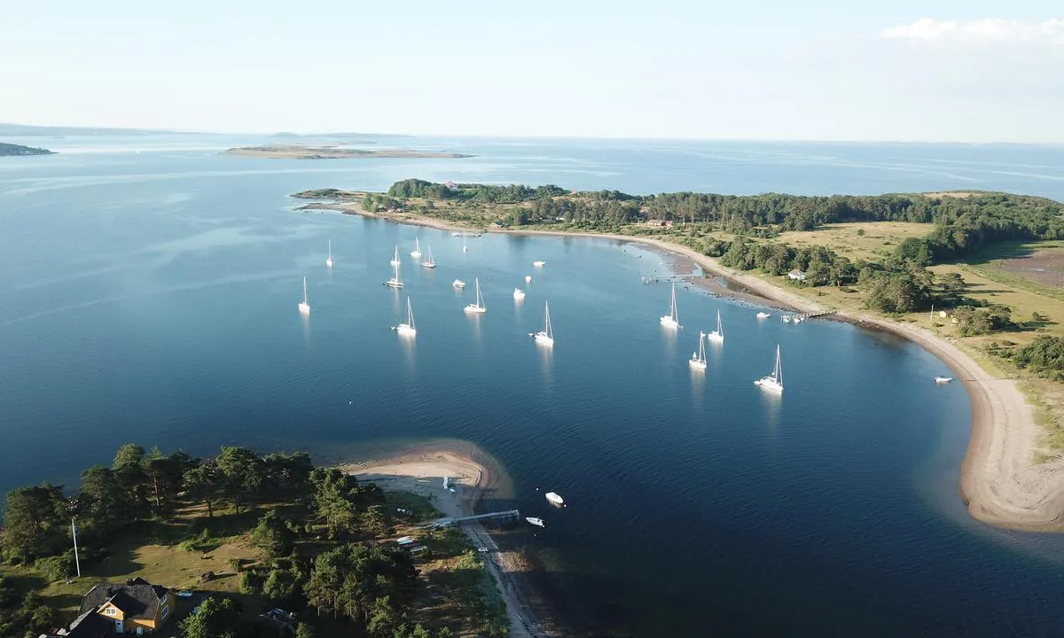 Eldøya svaihavn. Sett fra nordvest og sørover over Sletterøyene mot Rauerfjorden og Engelsviken lengst i bakgrunnen.