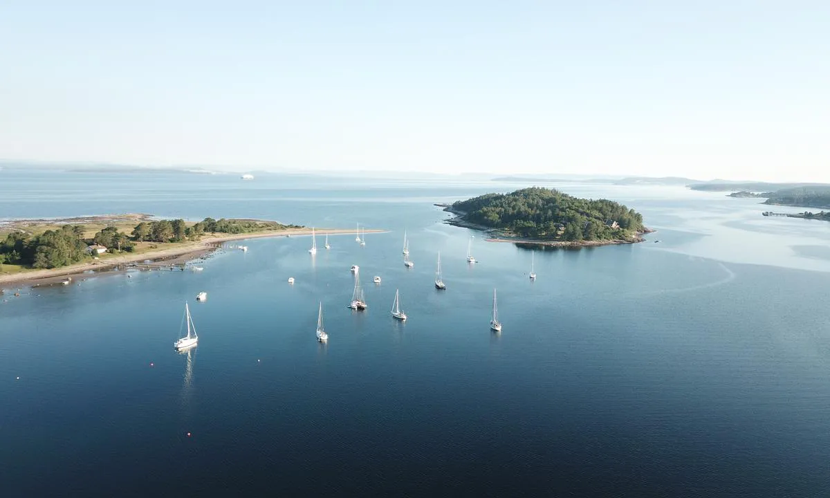 Eldøya svaihavn. Øya Kollen i midten foran, og Eldøya til venstre. Sett fra syd i retning Breidangen.