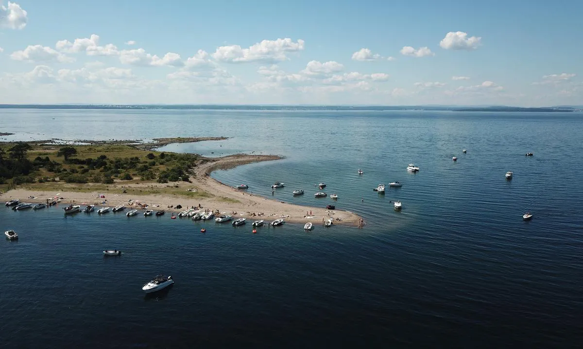 Eldøya: Noen velger å legge seg på nordvestsiden av stranden. Dette går helt fint på vindstille dager.