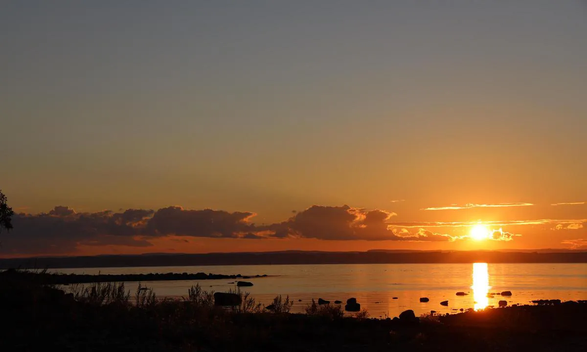 Eldøya: {"base": "no", "no": "Vakre kvelder p\u00e5 fine dager.", "se": "Vackra kv\u00e4llar p\u00e5 fina dagar.", "en": "Beautiful evenings on fine days.", "da": "Smukke aftener p\u00e5 fine dage."}