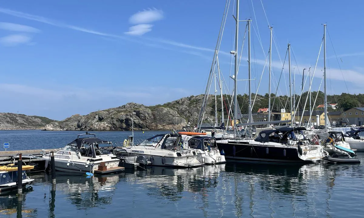 Ellös: {"base": "se", "no": "Nordvestlige delen av havnen.<br>Betaling skjer med appen GoMarina", "se": "Nordv\u00e4stra delen av hamnen.\r\nBetalning sker med appen GoMarina", "en": "Northwestern part of the harbour. Payment is made via the GoMarina app.", "da": "Den nordvestlige del af havnen.<br />Betaling sker med appen GoMarina.", "fr": "La partie nord-ouest du port. Le paiement s'effectue via l'application GoMarina", "de": "Der nordwestliche Bereich des Hafens. Die Zahlung erfolgt \u00fcber die App GoMarina", "es": "La parte noroeste del puerto. El pago se realiza con la aplicaci\u00f3n GoMarina", "it": "Parte nord-occidentale del porto. <br>Il pagamento avviene tramite l'app GoMarina.", "pt": "Parte noroeste do porto. Pagamento \u00e9 feito com o aplicativo GoMarina", "nl": "Noordwestelijke deel van de haven.<br />Betaling geschiedt via de app GoMarina.", "pl": "P\u00f3\u0142nocno-zachodnia cz\u0119\u015b\u0107 portu.<br />P\u0142atno\u015b\u0107 odbywa si\u0119 za pomoc\u0105 aplikacji GoMarina", "uk": "\u041f\u0456\u0432\u043d\u0456\u0447\u043d\u043e-\u0437\u0430\u0445\u0456\u0434\u043d\u0430 \u0447\u0430\u0441\u0442\u0438\u043d\u0430 \u0433\u0430\u0432\u0430\u043d\u0456. \u041e\u043f\u043b\u0430\u0442\u0430 \u043f\u0440\u043e\u0432\u043e\u0434\u0438\u0442\u044c\u0441\u044f \u0447\u0435\u0440\u0435\u0437 \u0434\u043e\u0434\u0430\u0442\u043e\u043a GoMarina", "ro": "Partea de nord-vest a portului. Plata se face cu aplica\u021bia GoMarina", "tr": "Liman\u0131n kuzeybat\u0131 k\u0131sm\u0131. <br> \u00d6deme GoMarina uygulamas\u0131 ile yap\u0131l\u0131r", "el": "\u0392\u03bf\u03c1\u03b5\u03b9\u03bf\u03b4\u03c5\u03c4\u03b9\u03ba\u03cc \u03c4\u03bc\u03ae\u03bc\u03b1 \u03c4\u03bf\u03c5 \u03bb\u03b9\u03bc\u03b1\u03bd\u03b9\u03bf\u03cd. \u0397 \u03c0\u03bb\u03b7\u03c1\u03c9\u03bc\u03ae \u03b3\u03af\u03bd\u03b5\u03c4\u03b1\u03b9 \u03bc\u03b5 \u03c4\u03b7\u03bd \u03b5\u03c6\u03b1\u03c1\u03bc\u03bf\u03b3\u03ae GoMarina", "cs": "Severoz\u00e1padn\u00ed \u010d\u00e1st p\u0159\u00edstavu.<br>Platba prob\u00edh\u00e1 prost\u0159ednictv\u00edm aplikace GoMarina.", "hu": "A kik\u00f6t\u0151 \u00e9szaknyugati r\u00e9sze.<br>Fizet\u00e9s a GoMarina alkalmaz\u00e1ssal t\u00f6rt\u00e9nik.", "fi": "Sataman luoteisosa. Maksu tapahtuu GoMarina-sovelluksella.", "bg": "\u0421\u0435\u0432\u0435\u0440\u043e\u0437\u0430\u043f\u0430\u0434\u043d\u0430\u0442\u0430 \u0447\u0430\u0441\u0442 \u043d\u0430 \u043f\u0440\u0438\u0441\u0442\u0430\u043d\u0438\u0449\u0435\u0442\u043e. \u041f\u043b\u0430\u0449\u0430\u043d\u0435\u0442\u043e \u0441\u0435 \u0438\u0437\u0432\u044a\u0440\u0448\u0432\u0430 \u0447\u0440\u0435\u0437 \u043f\u0440\u0438\u043b\u043e\u0436\u0435\u043d\u0438\u0435\u0442\u043e GoMarina", "sr": "Severozapadni deo luke. Pla\u0107anje se vr\u0161i putem aplikacije GoMarina", "et": "Sadamate loodeosa. Maksmine toimub rakendusega GoMarina.", "lv": "Ostas zieme\u013crietumu da\u013ca.<br>Maksa tiek veikta ar lietotni GoMarina.", "lt": "\u0160iaur\u0117s vakarin\u0117 uosto dalis. Apmok\u0117jimas vyksta naudojant program\u0117l\u0119 GoMarina"}