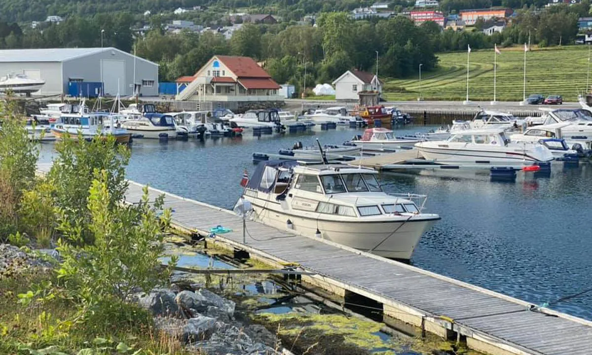 Elnesvågen Småbåtforening: I det hvite, lille huset til høyre for selve klubbhuset, ligger servicebygget med toaletter, dusj, vaskemaskin og tørketrommel.