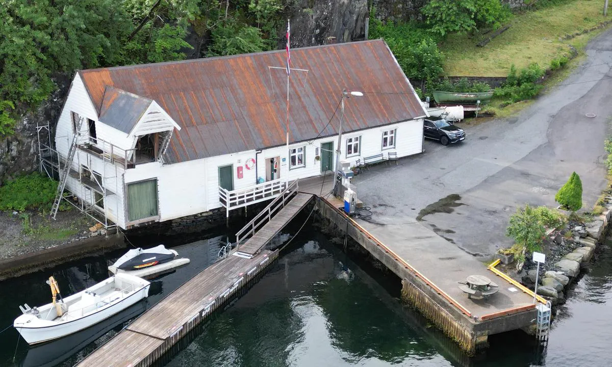 Engelshamn Marina: {"base": "no", "no": "Innerst i kroken er det dieslfylling, og den innerste delen av flytekai er reservert Fast kai til h\u00f8gre er kommunal", "se": "L\u00e4ngst in i h\u00f6rnet finns det dieselp\u00e5fyllning, och den innersta delen av flytbryggan \u00e4r reserverad. Fast kaj till h\u00f6ger \u00e4r kommunal.", "en": "At the very end of the nook, there is diesel filling, and the innermost part of the floating dock is reserved. The fixed dock to the right is municipal.", "da": "Inderst i hj\u00f8rnet er der dieselp\u00e5fyldning, og den inderste del af flydebroen er reserveret Fast kaj til h\u00f8jre er kommunal"}