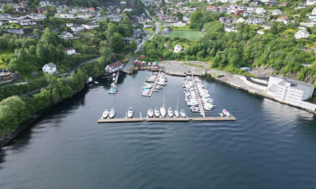 Engelshamn Marina: {"base": "no", "no": "Dieselfylling p\u00e5 \"fl\u00e5ten\" ytterst p\u00e5 flytebrygga til venstre. \r\n Gjesteplassar p\u00e5 flytebrygge lengre  inn mot det kvite huset, men innerst i kroken ved det kvite huset er det ogs\u00e5 dieselfyllingsanlegg, og der er det markert; kun dieselfylling.  \r\nFast kai rett til h\u00f8gre for \"innerste\" dieselfyllinga er kommunal.", "se": "Dieselp\u00e5fyllning p\u00e5 \"flotten\" ytterst p\u00e5 flytbryggan till v\u00e4nster. G\u00e4stplatser p\u00e5 flytbrygga l\u00e4ngre in mot det vita huset, men innerst i h\u00f6rnet vid det vita huset finns det ocks\u00e5 en dieselp\u00e5fyllningsanl\u00e4ggning, och d\u00e4r \u00e4r det markerat; endast dieselp\u00e5fyllning. Fast kaj direkt till h\u00f6ger om \"innersta\" dieselp\u00e5fyllningen \u00e4r kommunal.", "en": "Diesel refueling on the \"raft\" at the outermost part of the floating dock to the left. Guest berths are available on the floating dock further in towards the white house, but there is also a diesel refueling facility in the innermost corner by the white house, and it is marked; diesel refueling only. The fixed quay immediately to the right of the \"innermost\" diesel refueling station is municipal.", "da": "Dieselfyldning p\u00e5 \"fl\u00e5den\" yderst p\u00e5 flydebroen til venstre. G\u00e6stepladser p\u00e5 flydebro l\u00e6ngere ind mod det hvide hus, men inderst i krogen ved det hvide hus er der ogs\u00e5 dieselfyldningsanl\u00e6g, og der er det markeret; kun dieselfyldning. Fast kaj lige til h\u00f8jre for den \"inderste\" dieselfyldning er kommunal."}