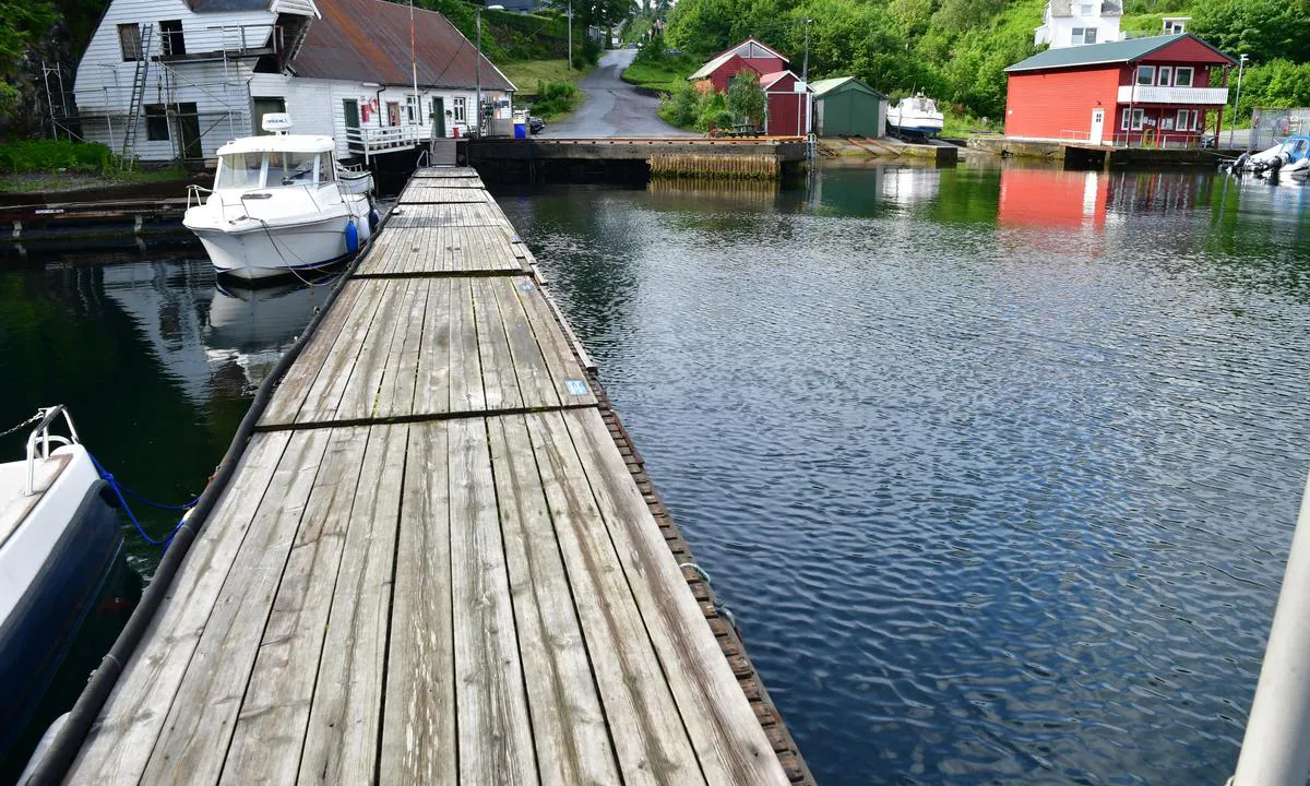 Engelshamn Marina: {"base": "no", "no": "Gjesteplasser p\u00e5 ein del av flytekaien", "se": "G\u00e4stplatser p\u00e5 en del av flytbryggan", "en": "Guest berths on part of the floating dock", "da": "G\u00e6stepladser p\u00e5 en del af flydekaien"}