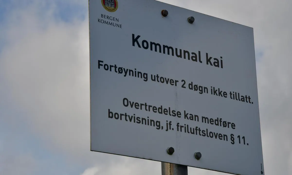Engelshamn Marina: {"base": "no", "no": "Dette skiltet st\u00e5r p\u00e5 den kommunale kaidelen", "se": "Denna skylt st\u00e5r p\u00e5 den kommunala kajdelen", "en": "This sign is located on the municipal quay section.", "da": "Dette skiltet st\u00e5r p\u00e5 den kommunale kajdelen"}