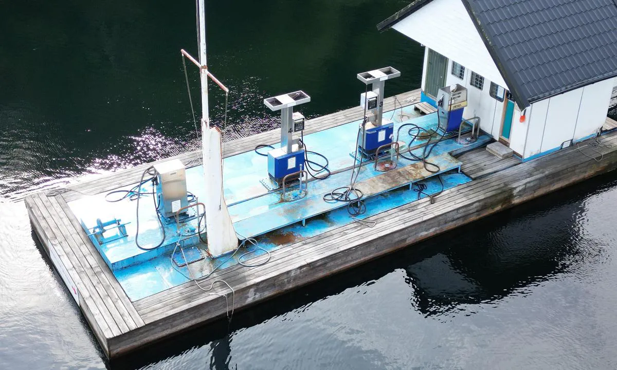 Engelshamn Marina: {"base": "no", "no": "Dieselfylling.  Fort\u00f8yingstampar ligg klar p\u00e5 flytebrygga", "se": "Dieselp\u00e5fyllning. F\u00f6rt\u00f6jningslinor ligger klara p\u00e5 flytbryggan", "en": "Diesel filling. Mooring ropes are available on the floating dock.", "da": "Dieselp\u00e5fyldning. Fort\u00f8jningstamper ligger klar p\u00e5 flydebroen"}
