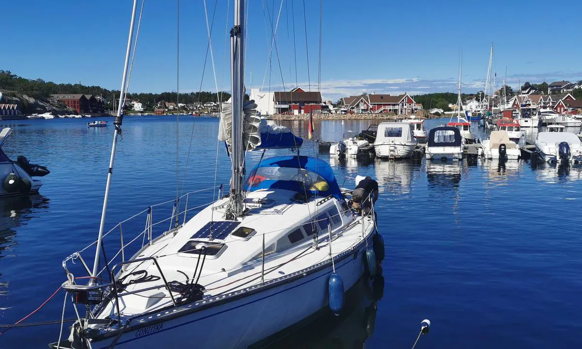 {"base": "no", "no": "Engelsviken", "se": "Engelsviken", "en": "Engelsviken", "da": "<h3>Engelsviken</h3>\n<p><b>Ankomst:</b> Engelsviken er en lille, hyggelig havn beliggende p\u00e5 Norges sydkyst. Indsejlingen til havnen er enkel, men v\u00e6r opm\u00e6rksom p\u00e5 sk\u00e6rene omkring indl\u00f8bet. Der er god plads til at man\u00f8vrere, men det anbefales at ankomme i dagslys.</p>\n<p><b>Faciliteter:</b> Havnen tilbyder str\u00f8m- og vandforsyning til g\u00e6stesejlere. Der findes ogs\u00e5 en restaurant og en dagligvarebutik i n\u00e6rheden af havneomr\u00e5det. Bade- og toiletfaciliteter er tilg\u00e6ngelige for bes\u00f8gende.</p>\n<p><b>Sev\u00e6rdigheder:</b> Engelsviken er kendt for sin smukke natur og charmerende fiskerimilj\u00f8. Tag en tur langs kysten eller bes\u00f8g det lokale fiskemuseum for at l\u00e6re mere om omr\u00e5dets maritime historie.</p>\n<p><b>Advarsel:</b> V\u00e6r opm\u00e6rksom p\u00e5 kraftig str\u00f8m i havneindl\u00f8bet under visse vejrforhold. Det anbefales at s\u00f8ge lokal vejledning f\u00f8r ankomst.</p>"}