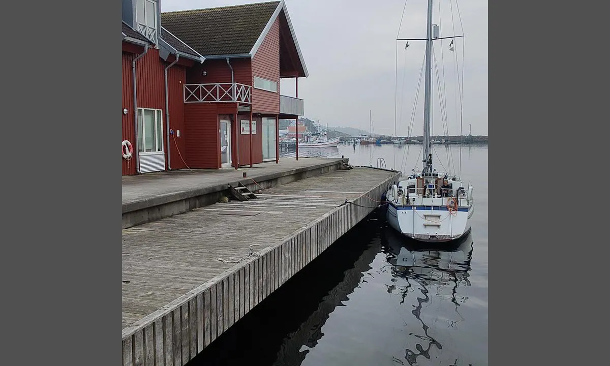 Engelsviken Slipp: {"base": "no", "no": "Plass til 2 40 fots b\u00e5ter longsode", "se": "Plats f\u00f6r 2 b\u00e5tar p\u00e5 40 fot l\u00e5ngsides", "en": "Space for 2 40-foot boats alongside", "da": "Plads til 2 40 fods b\u00e5de langs siden", "fr": "Place pour 2 bateaux de 40 pieds c\u00f4te \u00e0 c\u00f4te", "de": "Platz f\u00fcr 2 Boote mit 40 Fu\u00df l\u00e4ngsseits", "es": "Espacio para 2 barcos de 40 pies de largo", "it": "Posti per 2 barche di 40 piedi lato lungo", "pt": "Lugar para 2 barcos de 40 p\u00e9s lado a lado", "nl": "Plaats voor 2 boten van 40 voet langszij", "pl": "Miejsce dla 2 \u0142odzi o d\u0142ugo\u015bci 40 st\u00f3p longside", "uk": "\u041c\u0456\u0441\u0446\u0435 \u0434\u043b\u044f 2 40-\u0444\u0443\u0442\u043e\u0432\u0438\u0445 \u0447\u043e\u0432\u043d\u0456\u0432 \u0443\u0437\u0434\u043e\u0432\u0436 \u043f\u0440\u0438\u0447\u0430\u043b\u0443", "ro": "Loc pentru 2 b\u0103rci de 40 de picioare, lateral", "tr": "Yan yatan 2 tane 40 ayakl\u0131k tekneye yer", "el": "\u03a7\u03ce\u03c1\u03bf\u03c2 \u03b3\u03b9\u03b1 2 \u03c3\u03ba\u03ac\u03c6\u03b7 \u03bc\u03ae\u03ba\u03bf\u03c5\u03c2 40 \u03c0\u03bf\u03b4\u03b9\u03ce\u03bd longsode", "cs": "M\u00edsto pro 2 lod\u011b o d\u00e9lce 40 stop bokem", "hu": "Hely 2 db 40 l\u00e1bas haj\u00f3 sz\u00e1m\u00e1ra parallel kik\u00f6t\u00e9shez", "fi": "Tilaa 2:lle 40 jalan veneelle longside", "bg": "\u041c\u044f\u0441\u0442\u043e \u0437\u0430 2 \u043b\u043e\u0434\u043a\u0438 \u0434\u043e 40 \u0444\u0443\u0442\u0430 \u0434\u044a\u043b\u0436\u0438\u043d\u0430 \u0435\u0434\u043d\u0430 \u0434\u043e \u0434\u0440\u0443\u0433\u0430", "sr": "Mesto za 2 40-stopne \u010damce uz bok", "et": "Koht kahe 40 jala pikkuse paadi jaoks parda \u00e4\u00e4res", "lv": "Vieta div\u0101m 40 p\u0113du laiv\u0101m pieskard\u0113", "lt": "Vietos 2 40 p\u0117d\u0173 ilgio valtims prieplaukai longside"}