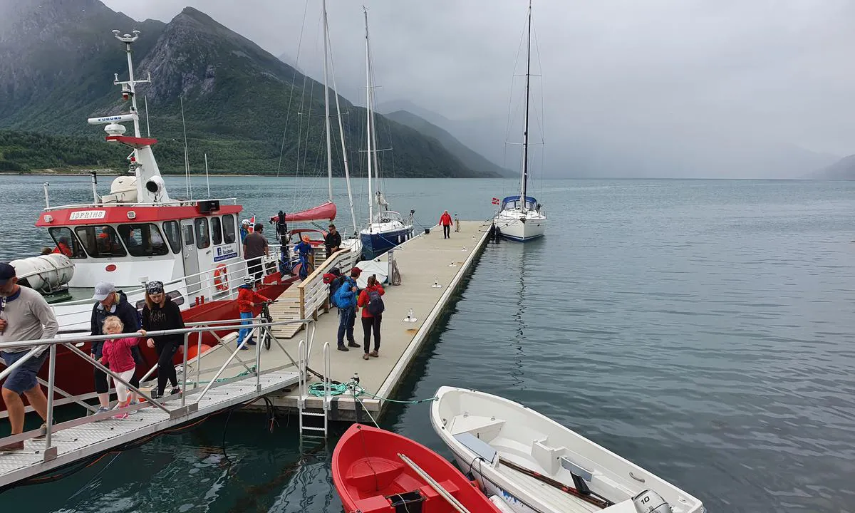 Engen brygge: {"base": "no", "no": "Plass og dybde her - samt str\u00f8m og vann. Pass p\u00e5 \u00e5 ikke ligge i veien for skyssb\u00e5ten!", "se": "Plats och djup h\u00e4r - samt str\u00f6m och vatten. Var f\u00f6rsiktig s\u00e5 att du inte ligger i v\u00e4gen f\u00f6r taxib\u00e5ten!", "en": "Space and depth here - as well as current and water. Be careful not to obstruct the shuttle boat!", "da": "Plads og dybde her - samt str\u00f8m og vand. Pas p\u00e5 med ikke at ligger i vejen for f\u00e6rgen!"}