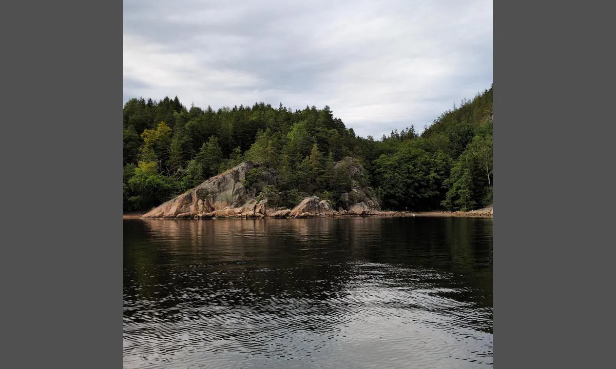 Engevika Iddefjorde: {"base": "de", "no": "Liten sandstrand, offentlig tilgjengelig", "se": "Liten sandstrand, offentligt tillg\u00e4nglig", "en": "Small sandy beach, publicly accessible", "da": "Lille sandstrand, offentligt tilg\u00e6ngelig", "fr": "Petite plage de sable, accessible au public", "de": "Kleiner Sandstrand, \u00f6ffentlich zug\u00e4nglich", "es": "Peque\u00f1a playa de arena, de acceso p\u00fablico", "it": "Piccola spiaggia di sabbia, accessibile al pubblico", "pt": "Pequena praia de areia, de acesso p\u00fablico", "nl": "Klein zandstrand, openbaar toegankelijk", "pl": "Ma\u0142a piaszczysta pla\u017ca, og\u00f3lnie dost\u0119pna", "uk": "\u041d\u0435\u0432\u0435\u043b\u0438\u043a\u0438\u0439 \u043f\u0456\u0449\u0430\u043d\u0438\u0439 \u043f\u043b\u044f\u0436, \u0437\u0430\u0433\u0430\u043b\u044c\u043d\u043e\u0434\u043e\u0441\u0442\u0443\u043f\u043d\u0438\u0439", "ro": "Plaj\u0103 mic\u0103 de nisip, accesibil\u0103 publicului", "tr": "K\u00fc\u00e7\u00fck kum plaj\u0131, halka a\u00e7\u0131k", "el": "\u039c\u03b9\u03ba\u03c1\u03ae \u03b1\u03bc\u03bc\u03ce\u03b4\u03b7\u03c2 \u03c0\u03b1\u03c1\u03b1\u03bb\u03af\u03b1, \u03b1\u03bd\u03bf\u03b9\u03c7\u03c4\u03ae \u03c3\u03c4\u03bf \u03ba\u03bf\u03b9\u03bd\u03cc", "cs": "Mal\u00e1 p\u00edse\u010dn\u00e1 pl\u00e1\u017e, ve\u0159ejn\u011b p\u0159\u00edstupn\u00e1", "hu": "Kis homokos strand, nyilv\u00e1nosan hozz\u00e1f\u00e9rhet\u0151", "fi": "Pieni hiekkaranta, julkinen p\u00e4\u00e4sy", "bg": "\u041c\u0430\u043b\u044a\u043a \u043f\u044f\u0441\u044a\u0447\u0435\u043d \u043f\u043b\u0430\u0436, \u043e\u0431\u0449\u0435\u0441\u0442\u0432\u0435\u043d\u043e \u0434\u043e\u0441\u0442\u044a\u043f\u0435\u043d", "sr": "Mala pe\u0161\u010dana pla\u017ea, javno dostupna", "et": "V\u00e4ike liivarand, avalik juurdep\u00e4\u00e4s", "lv": "Maz\u0101 smil\u0161u pludmale, pieejama publiski", "lt": "Ma\u017eas sm\u0117lio papl\u016bdimys, vie\u0161ai prieinamas"}
