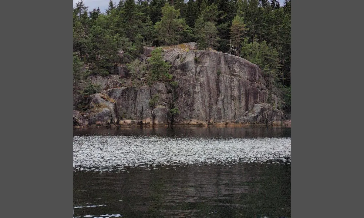 Engevika Iddefjorde: {"base": "de", "no": "Fest med skj\u00e6rspiker rett p\u00e5 fjellet.", "se": "F\u00e4st direkt vid klipporna med hj\u00e4lp av sk\u00e4rg\u00e5rdsspikar.", "en": "Moor directly to the rocks using cliff nails.", "da": "Fort\u00f8j direkte til klippen med klippespig.", "fr": "Fixez directement aux rochers avec des clous de roc.", "de": "Mit Sch\u00e4renn\u00e4geln direkt an den Felsen festmachen.", "es": "Aseg\u00farese directamente a las rocas con clavos escandinavos.", "it": "Ormeggiare direttamente alle rocce con chiodi da scogliera.", "pt": "Amarrar diretamente nas rochas com pregos de arquip\u00e9lago.", "nl": "Met scharenspijkers direct aan de rotsen vastmaken.", "pl": "Za pomoc\u0105 kotwiczek przytwierdzi\u0107 si\u0119 bezpo\u015brednio do ska\u0142.", "uk": "\u0428\u0432\u0430\u0440\u0442\u0443\u0439\u0442\u0435 \u0441\u0443\u0434\u043d\u043e \u0431\u0435\u0437\u043f\u043e\u0441\u0435\u0440\u0435\u0434\u043d\u044c\u043e \u0434\u043e \u0441\u043a\u0435\u043b\u044c \u0437\u0430 \u0434\u043e\u043f\u043e\u043c\u043e\u0433\u043e\u044e \u0448\u0438\u043f\u0456\u0432.", "ro": "Face\u021bi leg\u0103tura direct\u0103 de st\u00e2nci cu \u021binte de \u0219arpe.", "tr": "\u015earyen \u00e7ivileriyle do\u011frudan kayalara ba\u011flan\u0131n.", "el": "\u0394\u03ad\u03c3\u03c4\u03b5 \u03b1\u03c0\u03b5\u03c5\u03b8\u03b5\u03af\u03b1\u03c2 \u03c3\u03c4\u03bf\u03c5\u03c2 \u03b2\u03c1\u03ac\u03c7\u03bf\u03c5\u03c2 \u03bc\u03b5 \u03ba\u03b1\u03c1\u03c6\u03b9\u03ac \u03b3\u03b9\u03b1 \u03b2\u03c1\u03b1\u03c7\u03bf\u03bd\u03ae\u03c3\u03b9\u03b1.", "cs": "Pomoc\u00ed skluzov\u00fdch h\u0159eb\u00edk\u016f se p\u0159\u00edmo p\u0159ichytit ke sk\u00e1le.", "hu": "K\u00f6zvetlen\u00fcl a szikl\u00e1khoz er\u0151s\u00edteni szk\u00e9rszegekkel.", "fi": "Kiinnit\u00e4 luodonnastat suoraan kallioihin.", "bg": "\u0417\u0430\u0432\u044a\u0440\u0436\u0435\u0442\u0435 \u0434\u0438\u0440\u0435\u043a\u0442\u043d\u043e \u0437\u0430 \u0441\u043a\u0430\u043b\u0438\u0442\u0435 \u0441\u044a\u0441 \u0441\u043a\u0430\u043b\u043d\u0438 \u043f\u0438\u0440\u043e\u043d\u0438.", "sr": "Ve\u017eite se direktno za stene pomo\u0107u \u0161kolskih klinova.", "et": "Kinnitage otse kaljude k\u00fclge vaiadega.", "lv": "Ar klin\u0161u nagl\u0101m tie\u0161i pie klint\u012bm piestiprin\u0101t.", "lt": "Prisitvirtinkite tiesiogiai prie uol\u0173 su \u0161arater\u010diais."}