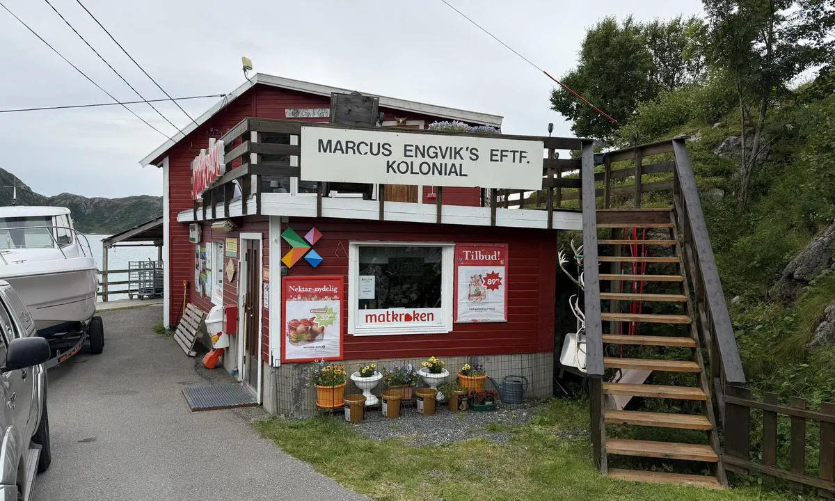 {"base": "no", "no": "Det er en koselig matbutikk i Engvika, v\u00e6r oppmerksom p\u00e5 at de har \"siesta\" midt p\u00e5 dagen og butikken er stengt mellom kl 13 og 17 p\u00e5 hverdagene. Det er ogs\u00e5 drivstoffpumper noen meter fra butikken.", "se": "Det finns en mysig matbutik i Engvika, var uppm\u00e4rksam p\u00e5 att de har <i>siesta</i> mitt p\u00e5 dagen och butiken \u00e4r st\u00e4ngd mellan kl 13 och 17 p\u00e5 vardagarna. Det finns ocks\u00e5 br\u00e4nslepumpar n\u00e5gra meter fr\u00e5n butiken.", "en": "There is a cozy grocery store in Engvika, be aware that they have a 'siesta' in the middle of the day and the store is closed between 13:00 and 17:00 on weekdays. There are also fuel pumps a few meters from the store.", "da": "Der er en hyggelig k\u00f8bmandsbutik i Engvika, v\u00e6r opm\u00e6rksom p\u00e5, at de har \"siesta\" midt p\u00e5 dagen, og butikken er lukket mellem kl. 13 og 17 p\u00e5 hverdage. Der er ogs\u00e5 br\u00e6ndstofpumper et par meter fra butikken.", "fr": "Il y a une charmante \u00e9picerie \u00e0 Engvika, notez qu'ils ont une \"sieste\" au milieu de la journ\u00e9e et le magasin est ferm\u00e9 entre 13h et 17h en semaine. Il y a aussi des pompes \u00e0 carburant \u00e0 quelques m\u00e8tres du magasin.", "de": "Es gibt einen gem\u00fctlichen Lebensmittelladen in Engvika, bitte beachten Sie, dass sie eine \"Siesta\" in der Mitte des Tages haben und der Laden an Wochentagen zwischen 13 und 17 Uhr geschlossen ist. Es gibt auch Treibstoffpumpen ein paar Meter vom Laden entfernt.", "es": "Hay una acogedora tienda de alimentos en Engvika, tenga en cuenta que tienen una 'siesta' al mediod\u00eda y la tienda est\u00e1 cerrada entre las 13 y las 17 horas durante los d\u00edas laborales. Tambi\u00e9n hay bombas de combustible a unos metros de la tienda.", "it": "C'\u00e8 un accogliente negozio di alimentari a Engvika, tieni presente che hanno 'siesta' a met\u00e0 giornata e il negozio \u00e8 chiuso tra le 13:00 e le 17:00 nei giorni feriali. Ci sono anche pompe di carburante a pochi metri dal negozio.", "pt": "H\u00e1 uma acolhedora loja de alimentos em Engvika, tenha em mente que eles t\u00eam uma \"siesta\" no meio do dia e a loja est\u00e1 fechada entre as 13h e as 17h durante os dias da semana. H\u00e1 tamb\u00e9m bombas de combust\u00edvel a alguns metros da loja.", "nl": "Er is een gezellige supermarkt in Engvika, let op dat ze een 'si\u00ebsta' hebben midden op de dag en dat de winkel doordeweeks gesloten is tussen 13:00 en 17:00 uur. Er zijn ook brandstofpompen op een paar meter van de winkel.", "pl": "W Engvika jest przytulny sklep spo\u017cywczy, prosz\u0119 pami\u0119ta\u0107, \u017ce maj\u0105 \u201esiest\u0119\u201d w \u015brodku dnia i sklep jest zamkni\u0119ty mi\u0119dzy 13 a 17 w dni powszednie. Kilka metr\u00f3w od sklepu znajduj\u0105 si\u0119 r\u00f3wnie\u017c pompy paliwowe.", "uk": "\u0423 \u0415\u043d\u0433\u0432\u0456\u0446\u0456 \u0454 \u0437\u0430\u0442\u0438\u0448\u043d\u0438\u0439 \u043f\u0440\u043e\u0434\u0443\u043a\u0442\u043e\u0432\u0438\u0439 \u043c\u0430\u0433\u0430\u0437\u0438\u043d, \u0437\u0432\u0435\u0440\u043d\u0456\u0442\u044c \u0443\u0432\u0430\u0433\u0443, \u0449\u043e \u0432\u043e\u043d\u0438 \u043c\u0430\u044e\u0442\u044c \u00ab\u0441\u0456\u0454\u0441\u0442\u0443\u00bb \u043f\u043e\u0441\u0435\u0440\u0435\u0434 \u0434\u043d\u044f, \u0456 \u043c\u0430\u0433\u0430\u0437\u0438\u043d \u0437\u0430\u043a\u0440\u0438\u0442\u0438\u0439 \u043c\u0456\u0436 13:00 \u0456 17:00 \u0443 \u0431\u0443\u0434\u043d\u0456 \u0434\u043d\u0456. \u0422\u0430\u043a\u043e\u0436 \u043d\u0435\u043f\u043e\u0434\u0430\u043b\u0456\u043a \u043c\u0430\u0433\u0430\u0437\u0438\u043d\u0443 \u0454 \u0431\u0435\u043d\u0437\u043e\u043a\u043e\u043b\u043e\u043d\u043a\u0438.", "ro": "Exist\u0103 un magazin de alimente dr\u0103gu\u021b \u00een Engvika, fi\u021bi aten\u021bi c\u0103 au 'siest\u0103' la mijlocul zilei \u0219i magazinul este \u00eenchis \u00eentre orele 13 \u0219i 17 \u00een timpul s\u0103pt\u0103m\u00e2nii. Exist\u0103 \u0219i pompe de combustibil la c\u00e2\u021biva metri de magazin.", "tr": "Engvika'da \u015firin bir bakkal var, ancak \u00f6\u011fle saatlerinde", "el": "\u03a5\u03c0\u03ac\u03c1\u03c7\u03b5\u03b9 \u03ad\u03bd\u03b1 \u03c7\u03b1\u03c1\u03b9\u03c4\u03c9\u03bc\u03ad\u03bd\u03bf \u03c0\u03b1\u03bd\u03c4\u03bf\u03c0\u03c9\u03bb\u03b5\u03af\u03bf \u03c3\u03c4\u03b7\u03bd Engvika, \u03bb\u03ac\u03b2\u03b5\u03c4\u03b5 \u03c5\u03c0\u03cc\u03c8\u03b7 \u03cc\u03c4\u03b9 \u03ad\u03c7\u03bf\u03c5\u03bd \u00ab\u03c3\u03b9\u03ad\u03c3\u03c4\u03b1\u00bb \u03c4\u03bf \u03bc\u03b5\u03c3\u03b7\u03bc\u03ad\u03c1\u03b9 \u03ba\u03b1\u03b9 \u03c4\u03bf \u03ba\u03b1\u03c4\u03ac\u03c3\u03c4\u03b7\u03bc\u03b1 \u03b5\u03af\u03bd\u03b1\u03b9 \u03ba\u03bb\u03b5\u03b9\u03c3\u03c4\u03cc \u03bc\u03b5\u03c4\u03b1\u03be\u03cd 13:00 \u03ba\u03b1\u03b9 17:00 \u03c4\u03b9\u03c2 \u03ba\u03b1\u03b8\u03b7\u03bc\u03b5\u03c1\u03b9\u03bd\u03ad\u03c2. \u03a5\u03c0\u03ac\u03c1\u03c7\u03bf\u03c5\u03bd \u03b5\u03c0\u03af\u03c3\u03b7\u03c2 \u03b1\u03bd\u03c4\u03bb\u03af\u03b5\u03c2 \u03ba\u03b1\u03c5\u03c3\u03af\u03bc\u03c9\u03bd \u03bc\u03b5\u03c1\u03b9\u03ba\u03ac \u03bc\u03ad\u03c4\u03c1\u03b1 \u03b1\u03c0\u03cc \u03c4\u03bf \u03ba\u03b1\u03c4\u03ac\u03c3\u03c4\u03b7\u03bc\u03b1.", "cs": "V Engvice je \u00fatuln\u00fd obchod s potravinami, m\u011bjte na pam\u011bti, \u017ee maj\u00ed 'siestu' uprost\u0159ed dne a obchod je zav\u0159en\u00fd mezi 13 a 17 hodinou ve v\u0161edn\u00ed dny. N\u011bkolik metr\u016f od obchodu jsou tak\u00e9 \u010derpac\u00ed stanice.", "hu": "Engvik\u00e1ban van egy hangulatos \u00e9lelmiszerbolt, vegy\u00e9tek figyelembe, hogy d\u00e9lben \u201eszieszt\u00e1znak\u201d, \u00e9s az \u00fczlet h\u00e9tk\u00f6znapokon 13 \u00e9s 17 \u00f3ra k\u00f6z\u00f6tt z\u00e1rva tart. Az \u00fczlett\u0151l n\u00e9h\u00e1ny m\u00e9terre \u00fczemanyagt\u00f6lt\u0151 \u00e1llom\u00e1sok is tal\u00e1lhat\u00f3k.", "fi": "Engvikassa on viihtyis\u00e4 ruokakauppa, huomioi, ett\u00e4 heill\u00e4 on 'siesta' keskip\u00e4iv\u00e4ll\u00e4 ja kauppa on suljettu klo 13 ja 17 v\u00e4lill\u00e4 arkisin. My\u00f6s polttoainepumput ovat muutaman metrin p\u00e4\u00e4ss\u00e4 kaupasta.", "bg": "\u0418\u043c\u0430 \u043f\u0440\u0438\u044f\u0442\u0435\u043d \u043c\u0430\u0433\u0430\u0437\u0438\u043d \u0437\u0430 \u0445\u0440\u0430\u043d\u0438\u0442\u0435\u043b\u043d\u0438 \u0441\u0442\u043e\u043a\u0438 \u0432 Engvika. \u041e\u0431\u044a\u0440\u043d\u0435\u0442\u0435 \u0432\u043d\u0438\u043c\u0430\u043d\u0438\u0435, \u0447\u0435 \u0442\u0435 \u0438\u043c\u0430\u0442 '\u0441\u0438\u0435\u0441\u0442\u0430' \u043f\u043e \u0441\u0440\u0435\u0434\u0430\u0442\u0430 \u043d\u0430 \u0434\u0435\u043d\u044f \u0438 \u043c\u0430\u0433\u0430\u0437\u0438\u043d\u044a\u0442 \u0435 \u0437\u0430\u0442\u0432\u043e\u0440\u0435\u043d \u043c\u0435\u0436\u0434\u0443 13:00 \u0438 17:00 \u0447\u0430\u0441\u0430 \u0432 \u0434\u0435\u043b\u043d\u0438\u0447\u043d\u0438\u0442\u0435 \u0434\u043d\u0438. \u0418\u043c\u0430 \u0438 \u0433\u043e\u0440\u0438\u0432\u043d\u0438 \u043a\u043e\u043b\u043e\u043d\u043a\u0438 \u043d\u0430 \u043d\u044f\u043a\u043e\u043b\u043a\u043e \u043c\u0435\u0442\u0440\u0430 \u043e\u0442 \u043c\u0430\u0433\u0430\u0437\u0438\u043d\u0430.", "sr": "Postoji prijatna prodavnica hrane u Engviki, obratite pa\u017enju na to da imaju 'sijestu' usred dana i prodavnica je zatvorena izme\u0111u 13 i 17 \u010dasova radnim danima. Tako\u0111e, postoje i pumpe za gorivo na nekoliko metara od prodavnice.", "et": "Engvikas on hubane toidupood, ole teadlik, et neil on keskp\u00e4evane 'siesta' ja pood on suletud argip\u00e4eviti kell 13-17. Samuti on m\u00f5ned meetrid poest kaugemal k\u00fctusepumbad.", "lv": "Engvik\u0101 ir m\u0101j\u012bgs p\u0101rtikas veikals, l\u016bdzu, \u0146emiet v\u0113r\u0101, ka vi\u0146iem ir 'siesta' dienas vid\u016b, un veikals ir sl\u0113gts no pulksten 13 l\u012bdz 17 darba dien\u0101s. Da\u017ei metri no veikala ir ar\u012b degvielas s\u016bk\u0146i.", "lt": "Maloni maisto parduotuv\u0117 yra Engvikoje, atkreipkite d\u0117mes\u012f, kad jie turi \u201esiesta\u201c per dien\u0105, tod\u0117l parduotuv\u0117 darbo dienomis u\u017edaryta nuo 13 iki 17 val. Taip pat yra kuro kolon\u0117l\u0117s kelet\u0105 metr\u0173 nuo parduotuv\u0117s."}