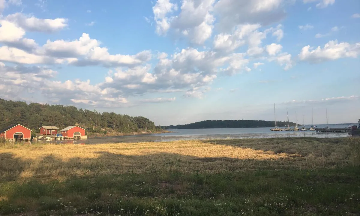 Enklinge: {"base": "en", "no": "Dette er en beskjeden landsbyhavn, havnesjefen er ogs\u00e5 ansvarlig for landsbyens butikk. Du kan l\u00e5ne en sykkel for \u00e5 n\u00e5 butikken og et fint museum, cirka 2 km unna.", "se": "Detta \u00e4r en blygsam byhamn, hamnkaptenen \u00e4r ocks\u00e5 ansvarig f\u00f6r byns aff\u00e4r. Du kan l\u00e5na en cykel f\u00f6r att n\u00e5 aff\u00e4ren och ett trevligt museum, cirka 2 km bort.", "en": "This is a modest village harbour, harbourmaster is also keeper of the village shop. You can borrow a bike to reach the shop and a nice museum, some 2 km away.", "da": "Dette er en beskeden landsbyhavn, havnefogeden er ogs\u00e5 bestyrer af landsbyens butik. Du kan l\u00e5ne en cykel for at n\u00e5 butikken og et fint museum, cirka 2 km v\u00e6k.", "fr": "Ceci est un petit port de village, le ma\u00eetre de port est \u00e9galement le gardien du magasin du village. Vous pouvez emprunter un v\u00e9lo pour atteindre le magasin et un joli mus\u00e9e, \u00e0 environ 2 km.", "de": "Dies ist ein kleiner Dorfhafen, der Hafenmeister ist auch der Inhaber des Dorfladens. Sie k\u00f6nnen ein Fahrrad leihen, um den Laden und ein sch\u00f6nes Museum, etwa 2 km entfernt, zu erreichen.", "es": "Este es un puerto de aldea modesto, el capit\u00e1n del puerto tambi\u00e9n es el encargado de la tienda del pueblo. Puedes tomar prestada una bicicleta para llegar a la tienda y a un bonito museo, a unos 2 km de distancia.", "it": "Questo \u00e8 un modesto porto del villaggio, il capoharbor \u00e8 anche il gestore del negozio del villaggio. Puoi prendere in prestito una bicicletta per raggiungere il negozio e un bel museo, a circa 2 km di distanza.", "pt": "Este \u00e9 um porto modesto da aldeia, o capit\u00e3o tamb\u00e9m \u00e9 respons\u00e1vel pela loja da aldeia. Voc\u00ea pode pegar uma bicicleta emprestada para ir at\u00e9 a loja e um belo museu, a cerca de 2 km de dist\u00e2ncia.", "nl": "Dit is een bescheiden dorpshaven, de havenmeester is ook de beheerder van de dorpswinkel. Je kunt een fiets lenen om de winkel en een leuk museum, ongeveer 2 km verderop, te bereiken.", "pl": "To jest skromny port wiejski, bosman portu jest r\u00f3wnie\u017c opiekunem wiejskiego sklepu. Mo\u017cesz wypo\u017cyczy\u0107 rower, aby dosta\u0107 si\u0119 do sklepu i do mi\u0142ego muzeum, kt\u00f3re znajduje si\u0119 oko\u0142o 2 km dalej.", "uk": "\u0426\u0435 \u0441\u043a\u0440\u043e\u043c\u043d\u0430 \u0441\u0456\u043b\u044c\u0441\u044c\u043a\u0430 \u0433\u0430\u0432\u0430\u043d\u044c, \u043d\u0430\u0447\u0430\u043b\u044c\u043d\u0438\u043a \u043f\u043e\u0440\u0442\u0443 \u0442\u0430\u043a\u043e\u0436 \u0442\u0440\u0438\u043c\u0430\u0454 \u0441\u0456\u043b\u044c\u0441\u044c\u043a\u0438\u0439 \u043c\u0430\u0433\u0430\u0437\u0438\u043d. \u0412\u0438 \u043c\u043e\u0436\u0435\u0442\u0435 \u043f\u043e\u0437\u0438\u0447\u0438\u0442\u0438 \u0432\u0435\u043b\u043e\u0441\u0438\u043f\u0435\u0434, \u0449\u043e\u0431 \u0434\u0456\u0441\u0442\u0430\u0442\u0438\u0441\u044f \u0434\u043e \u043c\u0430\u0433\u0430\u0437\u0438\u043d\u0443 \u0456 \u0433\u0430\u0440\u043d\u043e\u0433\u043e \u043c\u0443\u0437\u0435\u044e, \u0449\u043e \u0437\u043d\u0430\u0445\u043e\u0434\u0438\u0442\u044c\u0441\u044f \u043f\u0440\u0438\u0431\u043b\u0438\u0437\u043d\u043e \u0437\u0430 2 \u043a\u043c.", "ro": "Acesta este un mic port s\u0103tesc, iar c\u0103pitanul de port este, de asemenea, gestionar al magazinului s\u0103tesc. Pute\u021bi \u00eemprumuta o biciclet\u0103 pentru a ajunge la magazin \u0219i la un muzeu frumos, aflat la aproximativ 2 km distan\u021b\u0103.", "tr": "Bu m\u00fctevaz\u0131 bir k\u00f6y liman\u0131d\u0131r, liman kaptan\u0131 ayn\u0131 zamanda k\u00f6y d\u00fckkan\u0131n\u0131n da sahibidir. D\u00fckkan ve 2 km uzakl\u0131ktaki g\u00fczel bir m\u00fczeye ula\u015fmak i\u00e7in bir bisiklet \u00f6d\u00fcn\u00e7 alabilirsiniz.", "el": "\u0391\u03c5\u03c4\u03cc \u03b5\u03af\u03bd\u03b1\u03b9 \u03ad\u03bd\u03b1 \u03c4\u03b1\u03c0\u03b5\u03b9\u03bd\u03cc \u03bb\u03b9\u03bc\u03ac\u03bd\u03b9 \u03c4\u03bf\u03c5 \u03c7\u03c9\u03c1\u03b9\u03bf\u03cd, \u03bf \u03bb\u03b9\u03bc\u03b5\u03bd\u03ac\u03c1\u03c7\u03b7\u03c2 \u03b5\u03af\u03bd\u03b1\u03b9 \u03b5\u03c0\u03af\u03c3\u03b7\u03c2 \u03b4\u03b9\u03b1\u03c7\u03b5\u03b9\u03c1\u03b9\u03c3\u03c4\u03ae\u03c2 \u03c4\u03bf\u03c5 \u03ba\u03b1\u03c4\u03b1\u03c3\u03c4\u03ae\u03bc\u03b1\u03c4\u03bf\u03c2 \u03c4\u03bf\u03c5 \u03c7\u03c9\u03c1\u03b9\u03bf\u03cd. \u039c\u03c0\u03bf\u03c1\u03b5\u03af\u03c4\u03b5 \u03bd\u03b1 \u03b4\u03b1\u03bd\u03b5\u03b9\u03c3\u03c4\u03b5\u03af\u03c4\u03b5 \u03ad\u03bd\u03b1 \u03c0\u03bf\u03b4\u03ae\u03bb\u03b1\u03c4\u03bf \u03b3\u03b9\u03b1 \u03bd\u03b1 \u03c6\u03c4\u03ac\u03c3\u03b5\u03c4\u03b5 \u03c3\u03c4\u03bf \u03ba\u03b1\u03c4\u03ac\u03c3\u03c4\u03b7\u03bc\u03b1 \u03ba\u03b1\u03b9 \u03ad\u03bd\u03b1 \u03c9\u03c1\u03b1\u03af\u03bf \u03bc\u03bf\u03c5\u03c3\u03b5\u03af\u03bf, \u03c0\u03b5\u03c1\u03af\u03c0\u03bf\u03c5 2 \u03c7\u03b9\u03bb\u03b9\u03cc\u03bc\u03b5\u03c4\u03c1\u03b1 \u03bc\u03b1\u03ba\u03c1\u03b9\u03ac.", "cs": "Jedn\u00e1 se o skromn\u00fd obecn\u00ed p\u0159\u00edstav, p\u0159\u00edstavn\u00ed mistr je tak\u00e9 spr\u00e1vcem obecn\u00edho obchodu. M\u016f\u017eete si p\u016fj\u010dit kolo, abyste se dostali do obchodu a do p\u011bkn\u00e9ho muzea, kter\u00e9 je vzd\u00e1len\u00e9 asi 2 km.", "hu": "Ez egy szer\u00e9ny falusi kik\u00f6t\u0151, a kik\u00f6t\u0151mester egyben a falu boltos is. Ker\u00e9kp\u00e1rt k\u00f6lcs\u00f6n\u00f6zhetsz, hogy eljuss a bolthoz \u00e9s egy sz\u00e9p m\u00fazeumhoz, amely k\u00f6r\u00fclbel\u00fcl 2 km-re tal\u00e1lhat\u00f3.", "fi": "T\u00e4m\u00e4 on vaatimaton kyl\u00e4satama, satamais\u00e4nt\u00e4 toimii my\u00f6s kyl\u00e4kaupan pit\u00e4j\u00e4n\u00e4. Voit lainata py\u00f6r\u00e4n p\u00e4\u00e4st\u00e4ksesi kauppaan ja mukavaan museoon, noin 2 km p\u00e4\u00e4ss\u00e4.", "bg": "\u0422\u043e\u0432\u0430 \u0435 \u0441\u043a\u0440\u043e\u043c\u043d\u043e \u043f\u0440\u0438\u0441\u0442\u0430\u043d\u0438\u0449\u0435 \u0432 \u043c\u0430\u043b\u043a\u043e \u0441\u0435\u043b\u0446\u0435, \u0430 \u043f\u0440\u0438\u0441\u0442\u0430\u043d\u0438\u0449\u043d\u0438\u044f\u0442 \u043c\u0430\u0439\u0441\u0442\u043e\u0440 \u0435 \u0441\u044a\u0449\u043e \u0442\u0430\u043a\u0430 \u0438 \u043f\u0430\u0437\u0430\u0447 \u043d\u0430 \u0441\u0435\u043b\u0441\u043a\u0438\u044f \u043c\u0430\u0433\u0430\u0437\u0438\u043d. \u041c\u043e\u0436\u0435\u0442\u0435 \u0434\u0430 \u0437\u0430\u0435\u043c\u0435\u0442\u0435 \u0432\u0435\u043b\u043e\u0441\u0438\u043f\u0435\u0434, \u0437\u0430 \u0434\u0430 \u0441\u0442\u0438\u0433\u043d\u0435\u0442\u0435 \u0434\u043e \u043c\u0430\u0433\u0430\u0437\u0438\u043d\u0430 \u0438 \u0434\u043e \u0435\u0434\u0438\u043d \u043f\u0440\u0438\u044f\u0442\u0435\u043d \u043c\u0443\u0437\u0435\u0439, \u043a\u043e\u0439\u0442\u043e \u0441\u0435 \u043d\u0430\u043c\u0438\u0440\u0430 \u043d\u0430 \u043e\u043a\u043e\u043b\u043e 2 \u043a\u043c \u0440\u0430\u0437\u0441\u0442\u043e\u044f\u043d\u0438\u0435.", "sr": "Ovo je skromna lu\u010dica u selu, lu\u010dki kapetan je ujedno i \u010duvar seoske prodavnice. Mo\u017eete pozajmiti bicikl da biste stigli do prodavnice i lepog muzeja koji se nalazi na oko 2 km udaljenosti.", "et": "See on tagasihoidlik k\u00fclasadam, sadamakapten on ka k\u00fclapoek pidaja. Saate laenutada ratast, et j\u00f5uda poodi ja kenasse muuseumi, umbes 2 km kaugusel.", "lv": "\u0160\u012b ir neliela ciemata osta, ostas p\u0101rvaldnieks ir ar\u012b ciemata veikala p\u0101rzinis. J\u016bs varat aiz\u0146emties velosip\u0113du, lai nok\u013c\u016btu l\u012bdz veikalam un jaukam muzejam, kas atrodas apm\u0113ram 2 km att\u0101lum\u0101.", "lt": "Tai nedidelis kaimo uostas, uosto kapitonas taip pat yra kaimo parduotuv\u0117s pri\u017ei\u016br\u0117tojas. Galite pasiskolinti dvirat\u012f nuvykti \u012f parduotuv\u0119 ir malon\u0173 muziej\u0173, esant\u012f apie 2 km atstumu."}