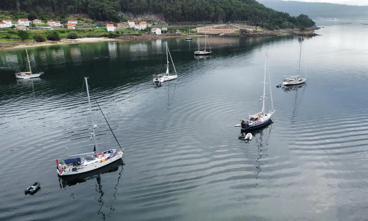 Enseada de Muros: {"base": "no", "no": "4 norske, en finsk og en engelsk b\u00e5t p\u00e5 svai en gr\u00e5v\u00e6rsdag i august 24. de 2 n\u00e6rmeste b\u00e5tene ligger ved 10 meters grensen", "se": "4 norska, en finsk och en engelsk b\u00e5t p\u00e5 svaj en gr\u00e5v\u00e4dersdag i augusti 24. De 2 n\u00e4rmaste b\u00e5tarna ligger vid 10 meters gr\u00e4nsen.", "en": "4 Norwegian, one Finnish, and one English boat at anchor on a gray day in August 24. The 2 nearest boats are anchored at the 10 meters boundary", "da": "4 norske, en finsk og en engelsk b\u00e5d for svaj p\u00e5 en gr\u00e5vejrsdag i august 24. de 2 n\u00e6rmeste b\u00e5de ligger ved 10 meters gr\u00e6nsen"}