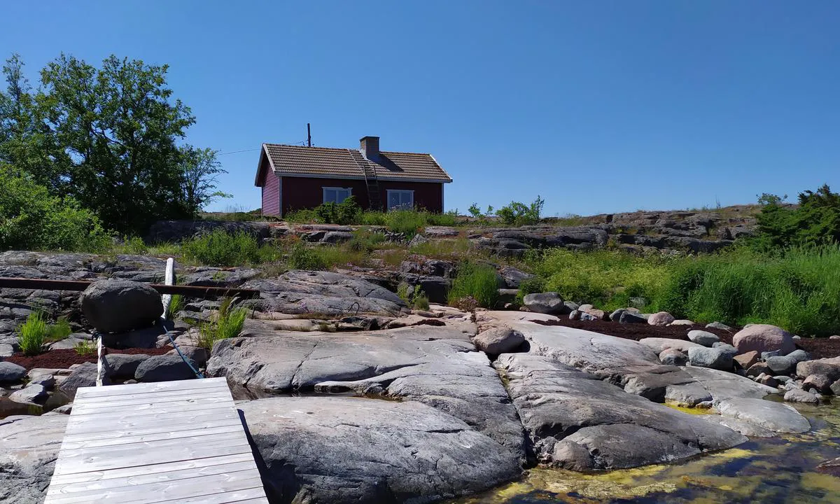 Enskär: {"base": "en", "no": "Badstue p\u00e5 den andre siden av \u00f8ya.", "se": "Bastu p\u00e5 andra sidan av \u00f6n.", "en": "Sauna on the other side of the island.", "da": "Sauna p\u00e5 den anden side af \u00f8en."}
