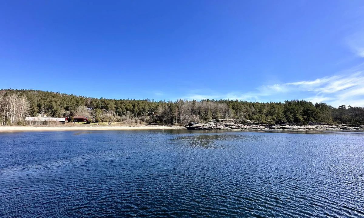 Ertsvika: {"base": "no", "no": "Fin vik \u00e5 ankre opp i som gir godt le mot nordavinden.", "se": "Fin vik att ankra upp i som ger gott skydd mot nordvinden.", "en": "Nice bay to anchor in that provides good shelter from the north wind.", "da": "Fin bugt at ankre op i, som giver godt l\u00e6 mod nordenvinden."}