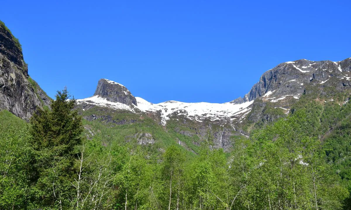 Esebotn: {"base": "en", "no": "Fjellet/berget i midten kalles Gulleple.", "se": "\"Berget/klippan\" i mitten kallas Gulleple.", "en": "The \"mountain/rock\" in the midle is called Gulleple.", "da": "Bjerget/klippen i midten kaldes Gulleple."}