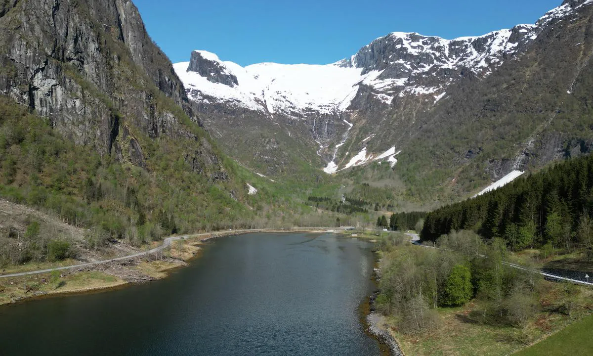 Esebotn: {"base": "en", "no": "Fin ankringsplass innerst i Esefjorden. Merk at det er en vannr\u00f8rledning midt i fjorden. Se opp p\u00e5 kartet. P\u00e5 dagtid kan det v\u00e6re litt st\u00f8y fra biler. Godt beskyttet. Det er en sti opp til en offentlig hytte \"dagsturhytte\" med trapper laget av sherpaer.", "se": "Trevligt ankringsst\u00e4lle i slutet av Esefjorden. Notera att det finns en vattenledning i mitten. Kolla p\u00e5 sj\u00f6kortet. Under dagtid h\u00f6rs lite buller fr\u00e5n bilar. V\u00e4l skyddat. <br> Det finns en promenadv\u00e4g upp till en offentlig stuga \"dagsturhytte\" med trappor gjorda av sherpa.", "en": "Nice anchorage at the end of Esefjord.  Note ther are a pipeline for water at the middle.  Look up on chart.\r\nDuring daytime aliitle bit noise from cars.  Welle protected.\r\n\r\nThere is a  walk up to a public cottage \"dagsturhytte\"  steps made by sherpa.", "da": "Dejlig ankerplads for enden af Esefjord. Bem\u00e6rk, at der er en vandledning midt i fjorden. Tjek s\u00f8kort.<br>Der er lidt st\u00f8j fra biler om dagen. Godt beskyttet.<br><br>Der er en sti op til en offentlig hytte \"dagsturhytte\" med trin lavet af sherpaer."}
