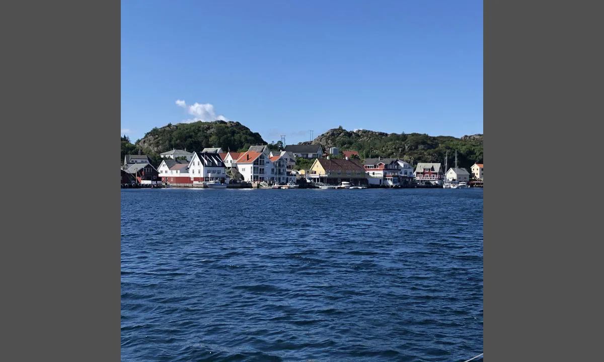 Espevær Gjestehavn: {"base": "no", "no": "Havna p\u00e5 Espev\u00e6r.", "se": "Hamnen p\u00e5 Espev\u00e6r.", "en": "The harbor at Espev\u00e6r.", "da": "Havnen p\u00e5 Espev\u00e6r."}