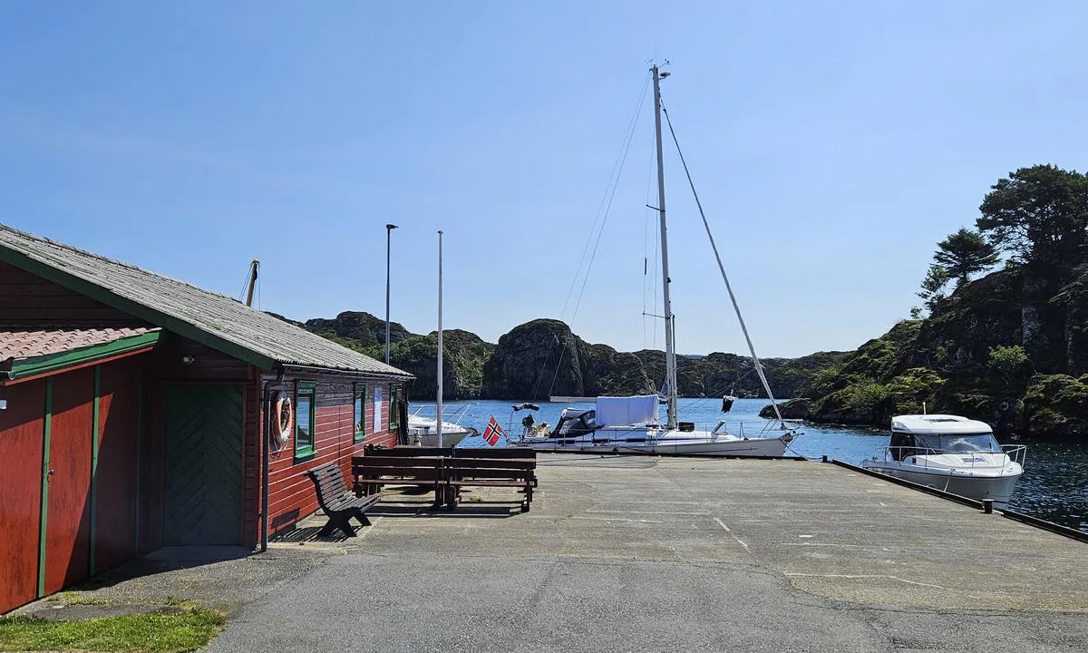 Espevær Gjestehavn: {"base": "no", "no": "Idyllisk havn med god ly for vinden. Flere fine steder \u00e5 bes\u00f8ke p\u00e5 \u00f8ya.", "se": "Idyllisk hamn med gott skydd mot vinden. Flera fina platser att bes\u00f6ka p\u00e5 \u00f6n.", "en": "Idyllic harbor with good shelter from the wind. Several nice places to visit on the island.", "da": "Idyllisk havn med god l\u00e6 for vinden. Flere fine steder at bes\u00f8ge p\u00e5 \u00f8en."}