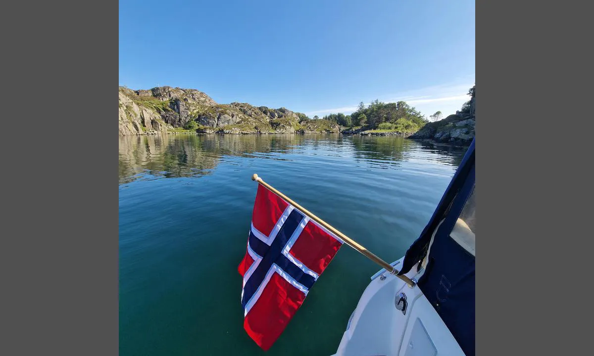 Espevær, Nordrevågen: {"base": "no", "no": "Fint sted p\u00e5 svai. Litt nordavindutsatt. Det er ogs\u00e5 rester av en kai der det er fint \u00e5 g\u00e5 p\u00e5 land. Kun 100 meter fra uforingen der det ogs\u00e5 er fint \u00e5 bade. Litt folk som g\u00e5r til og fra uforingen langs v\u00e5gen, men forel\u00f8pig har jeg ikke sett noen gr\u00f8nne menn.", "se": "Fin plats f\u00f6r svaj. Lite utsatt f\u00f6r nordvind. Det finns ocks\u00e5 rester av en kaj d\u00e4r det \u00e4r fint att g\u00e5 iland. Endast 100 meter fr\u00e5n upplaget d\u00e4r det ocks\u00e5 \u00e4r bra att bada. Lite folk som g\u00e5r fram och tillbaka till upplaget l\u00e4ngs viken, men hittills har jag inte sett n\u00e5gra gr\u00f6na m\u00e4n.", "en": "Nice anchorage. Slightly exposed to northern winds. There are also remnants of a pier where it is good to go ashore. Only 100 meters from the breakwater where it is also good for swimming. Some people walk to and from the breakwater along the bay, but so far I haven't seen any green men.", "da": "Fint sted p\u00e5 svaj. Lidt nordenvindsudsat. Der er ogs\u00e5 rester af en kaj, hvor det er fint at g\u00e5 i land. Kun 100 meter fra uforingen, hvor det ogs\u00e5 er godt at bade. Lidt folk, der g\u00e5r til og fra uforingen langs vigen, men indtil videre har jeg ikke set nogle gr\u00f8nne m\u00e6nd."}