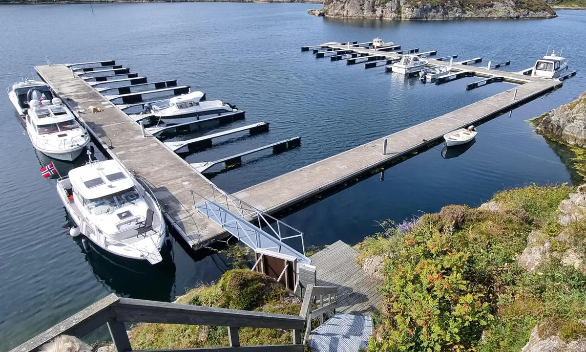 Espevær småbåthavn: {"base": "no", "no": "Bilde av havnen fra topp av trappen", "se": "Bild av hamnen fr\u00e5n toppen av trappan", "en": "Picture of the harbour from the top of the stairs", "da": "Billede af havnen fra toppen af trappen"}