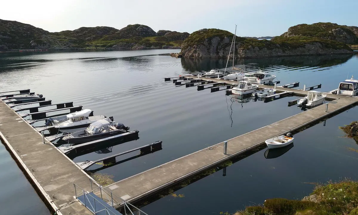 Espevær småbåthavn: Nokre gjesteplassar i båthavna i Svartsjøen