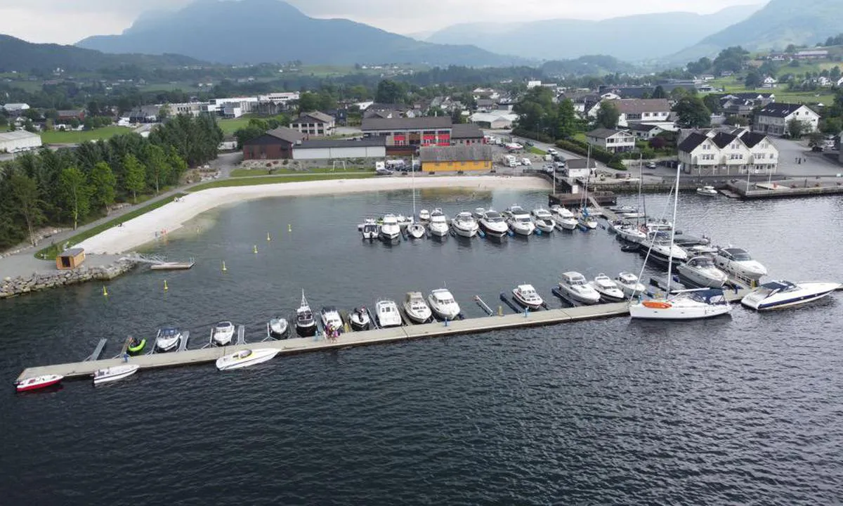 Etne Båtlag: {"base": "no", "no": "Innseiling i nordvest gjesteplasser ved flytebrygger,rundt fastkaien, kan og ligge p\u00e5 utsia,", "se": "Insegling i nordv\u00e4st g\u00e4stplatser vid flytbryggor, runt fasta kajen, kan ocks\u00e5 ligga p\u00e5 utsidan,", "en": "Entrance from northwest guest spots by floating piers, around the fixed quay, can also lie on the outer side.", "da": "Indsejling i nordvest g\u00e6stepladser ved flydebroer, rundt om fastkajen, kan ogs\u00e5 ligge p\u00e5 ydersiden,", "fr": "Entr\u00e9e au nord-ouest des places d'amarrage visiteurs pr\u00e8s des pontons flottants, autour du quai fixe, il est aussi possible de s'amarrer \u00e0 l'ext\u00e9rieur,", "de": "Ansteuerung im Nordwesten: G\u00e4stepl\u00e4tze an Schwimmstegen, rund um den festen Kai, k\u00f6nnen auch au\u00dfen liegen.", "es": "Entrada noroeste con puestos para hu\u00e9spedes en pantalanes flotantes, alrededor del muelle fijo, tambi\u00e9n pueden amarrar en el exterior,", "it": "Ingresso a nord-ovest ai posti per gli ospiti presso i pontili galleggianti, intorno al molo fisso, \u00e8 anche possibile ormeggiare all'esterno,", "pt": "Entrada pelo noroeste, lugares para visitantes em pont\u00f5es flutuantes, ao redor do cais fixo, tamb\u00e9m podem atracar no lado de fora,", "nl": "Binnenvaren vanuit het noordwesten; gastenplaatsen bij drijvende steigers, rondom de vaste kade, kunnen ook aan de buitenkant liggen.", "pl": "Wej\u015bcie od p\u00f3\u0142nocnego zachodu stanowiska dla go\u015bci przy p\u0142ywaj\u0105cych pomostach, wok\u00f3\u0142 sta\u0142ego nabrze\u017ca, mo\u017cna r\u00f3wnie\u017c cumowa\u0107 na zewn\u0105trz,", "uk": "\u0412\u0445\u0456\u0434 \u0437 \u043f\u0456\u0432\u043d\u0456\u0447\u043d\u043e\u0433\u043e \u0437\u0430\u0445\u043e\u0434\u0443, \u0433\u043e\u0441\u0442\u044c\u043e\u0432\u0456 \u043c\u0456\u0441\u0446\u044f \u0431\u0456\u043b\u044f \u043f\u043b\u0430\u0432\u0443\u0447\u0438\u0445 \u043f\u0440\u0438\u0447\u0430\u043b\u0456\u0432 \u043d\u0430\u0432\u043a\u043e\u043b\u043e \u0441\u0442\u0430\u0446\u0456\u043e\u043d\u0430\u0440\u043d\u043e\u0433\u043e \u043f\u0440\u0438\u0447\u0430\u043b\u0443, \u0442\u0430\u043a\u043e\u0436 \u043c\u043e\u0436\u043d\u0430 \u0448\u0432\u0430\u0440\u0442\u0443\u0432\u0430\u0442\u0438\u0441\u044f \u0437\u043e\u0432\u043d\u0456,", "ro": "Intrarea \u00een port din nord-vest, locuri pentru oaspe\u021bi l\u00e2ng\u0103 pontoane, \u00een jurul cheiului fix, se poate \u0219i pe partea exterioar\u0103,", "tr": "Kuzeybat\u0131ya giri\u015f, y\u00fczer iskelelerde misafir yerleri,<br>kal\u0131c\u0131 r\u0131ht\u0131m\u0131n etraf\u0131nda, d\u0131\u015f taraf\u0131nda da yer alabilir,", "el": "\u03a0\u03bf\u03c1\u03b5\u03af\u03b1 \u03b5\u03b9\u03c3\u03cc\u03b4\u03bf\u03c5 \u03b1\u03c0\u03cc \u03b2\u03bf\u03c1\u03b5\u03b9\u03bf\u03b4\u03c5\u03c4\u03b9\u03ba\u03ac, \u03b8\u03ad\u03c3\u03b5\u03b9\u03c2 \u03b5\u03c0\u03b9\u03c3\u03ba\u03b5\u03c0\u03c4\u03ce\u03bd \u03c3\u03b5 \u03c0\u03bb\u03c9\u03c4\u03ad\u03c2 \u03c0\u03c1\u03bf\u03b2\u03bb\u03ae\u03c4\u03b5\u03c2, \u03b3\u03cd\u03c1\u03c9 \u03b1\u03c0\u03cc \u03c4\u03b7 \u03c3\u03c4\u03b1\u03b8\u03b5\u03c1\u03ae \u03c0\u03c1\u03bf\u03b2\u03bb\u03ae\u03c4\u03b1, \u03bc\u03c0\u03bf\u03c1\u03b5\u03af\u03c4\u03b5 \u03b5\u03c0\u03af\u03c3\u03b7\u03c2 \u03bd\u03b1 \u03b4\u03ad\u03c3\u03b5\u03c4\u03b5 \u03b1\u03c0\u03ad\u03be\u03c9.", "cs": "Vjezd ze severoz\u00e1padu, m\u00edsta pro hosty u plovouc\u00edch mol, kolem pevn\u00e9ho mola, m\u016f\u017eete tak\u00e9 kotvit na vn\u011bj\u0161\u00ed stran\u011b.", "hu": "\u00c9szaknyugati bej\u00e1rat a vend\u00e9ghelyekn\u00e9l az \u00fasz\u00f3m\u00f3l\u00f3kn\u00e1l, a fixkik\u00f6t\u0151k k\u00f6r\u00fcl, k\u00edv\u00fcl is lehet k\u00f6tni.", "fi": "Sis\u00e4\u00e4najo luoteesta vieraspaikkoja kelluvilla laitureilla, kiinte\u00e4n laiturin ymp\u00e4rill\u00e4, voi my\u00f6s olla ulkopuolella,", "bg": "\u0412\u0445\u043e\u0434 \u043e\u0442 \u0441\u0435\u0432\u0435\u0440\u043e\u0437\u0430\u043f\u0430\u0434, \u043c\u0435\u0441\u0442\u0430 \u0437\u0430 \u0433\u043e\u0441\u0442\u0438 \u043f\u0440\u0438 \u043f\u043b\u0430\u0432\u0430\u0449\u0438 \u043a\u0435\u0439\u043e\u0432\u0435, \u043e\u043a\u043e\u043b\u043e \u043f\u043e\u0441\u0442\u043e\u044f\u043d\u043d\u0438\u044f \u043a\u0435\u0439, \u043c\u043e\u0436\u0435 \u0441\u044a\u0449\u043e \u0434\u0430 \u0430\u043a\u043e\u0441\u0442\u0438\u0440\u0430\u0442\u0435 \u043e\u0442\u0432\u044a\u043d,", "sr": "\u0423\u043b\u0430\u0437 \u0438\u0437 \u0441\u0435\u0432\u0435\u0440\u043e\u0437\u0430\u043f\u0430\u0434\u0430 \u0433\u043e\u0441\u0442\u0443\u0458\u0443\u045b\u0430 \u043c\u0435\u0441\u0442\u0430 \u043a\u043e\u0434 \u043f\u043b\u0443\u0442\u0430\u0458\u0443\u045b\u0438\u0445 \u043f\u0440\u0438\u0441\u0442\u0430\u043d\u0438\u0448\u0442\u0430, \u043e\u043a\u043e \u0444\u0438\u043a\u0441\u043d\u043e\u0433 \u043f\u0440\u0438\u0441\u0442\u0430\u043d\u0438\u0448\u0442\u0430, \u043c\u043e\u0433\u0443 \u0442\u0430\u043a\u043e\u0452\u0435 \u0431\u0438\u0442\u0438 \u0441\u0430 \u0441\u043f\u043e\u0459\u0430\u0448\u045a\u0435 \u0441\u0442\u0440\u0430\u043d\u0435.", "et": "Sisenemine loode poolt, k\u00fclalispaigad ujuvkaide juures, \u00fcmber kinniskaide, v\u00f5ib seista ka v\u00e4ljaspool.", "lv": "Iebrauk\u0161ana no zieme\u013crietumiem, viesu piest\u0101tnes pie peldo\u0161aj\u0101m piest\u0101tn\u0113m, apk\u0101rt stacion\u0101rajai piest\u0101tnei, iesp\u0113jams ar\u012b st\u0101v\u0113t \u0101rpus\u0113.", "lt": "\u012eplaukimas i\u0161 \u0161iaur\u0117s vakar\u0173 sve\u010di\u0173 vietos ties plaukiojan\u010diais prieplaukais, aplink nuolatin\u012f prieplauk\u0105, taip pat galima sustoti i\u0161or\u0117je,"}