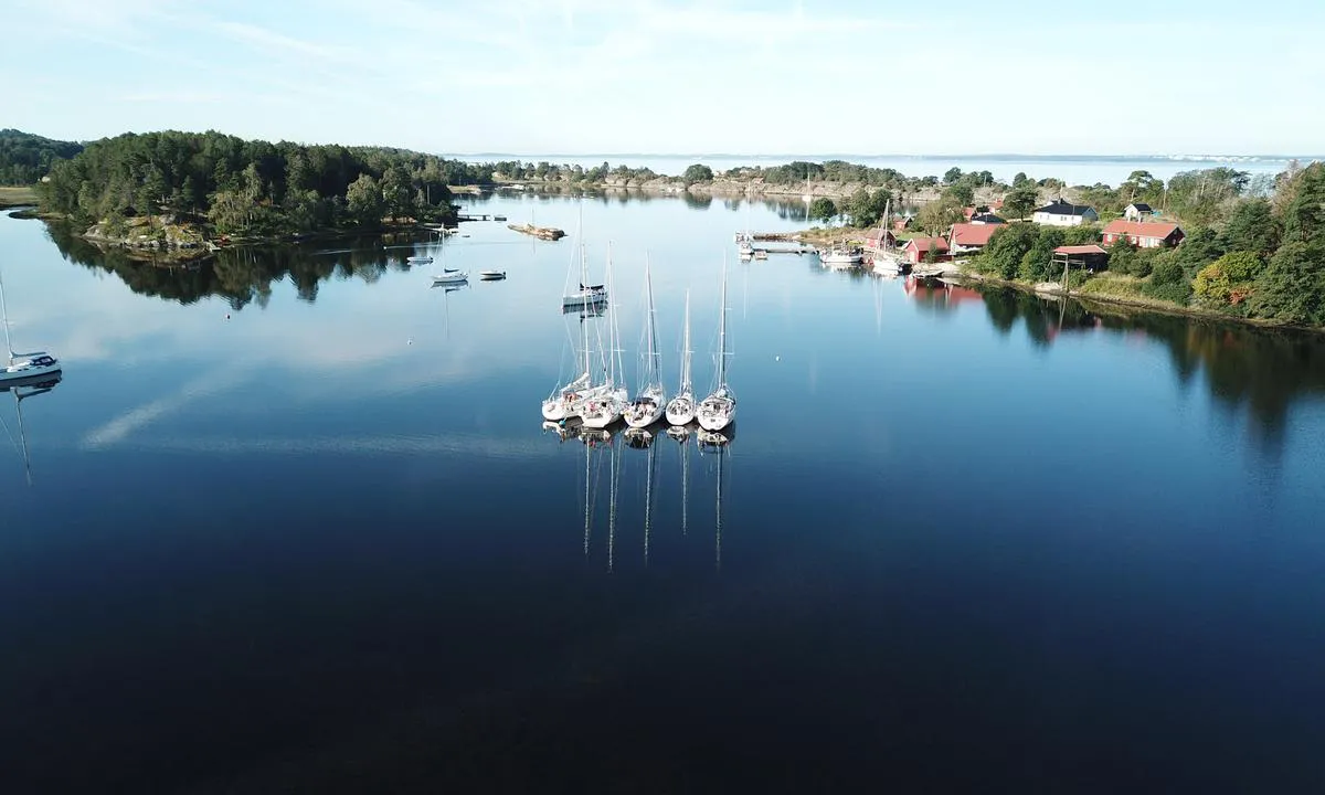 {"base": "no", "no": "Luftfoto; Evjesund sett fra nord.", "se": "Luftfoto; Evjesund sedd fr\u00e5n norr.", "en": "Aerial photo; Evjesund as seen from the north.", "da": "Luftfoto; Evjesund set fra nord."}