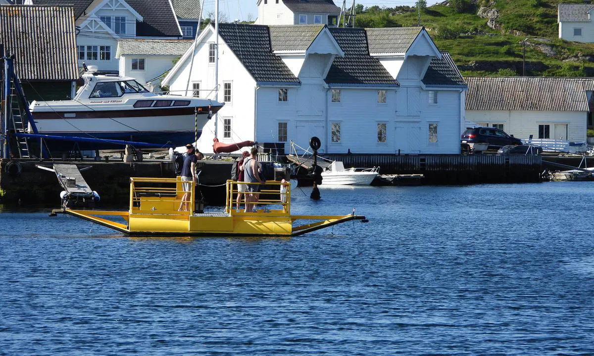 Fedje Havn: Cable ferry.  It can be activated by phone, using sms.  Nok 25,- activates for 5 miutes.  Allowed with 5 persons.
Observe; if strong current/wind the ferry may not hit the pontoon.
Using sms to activate depends on which subscription the phone have.