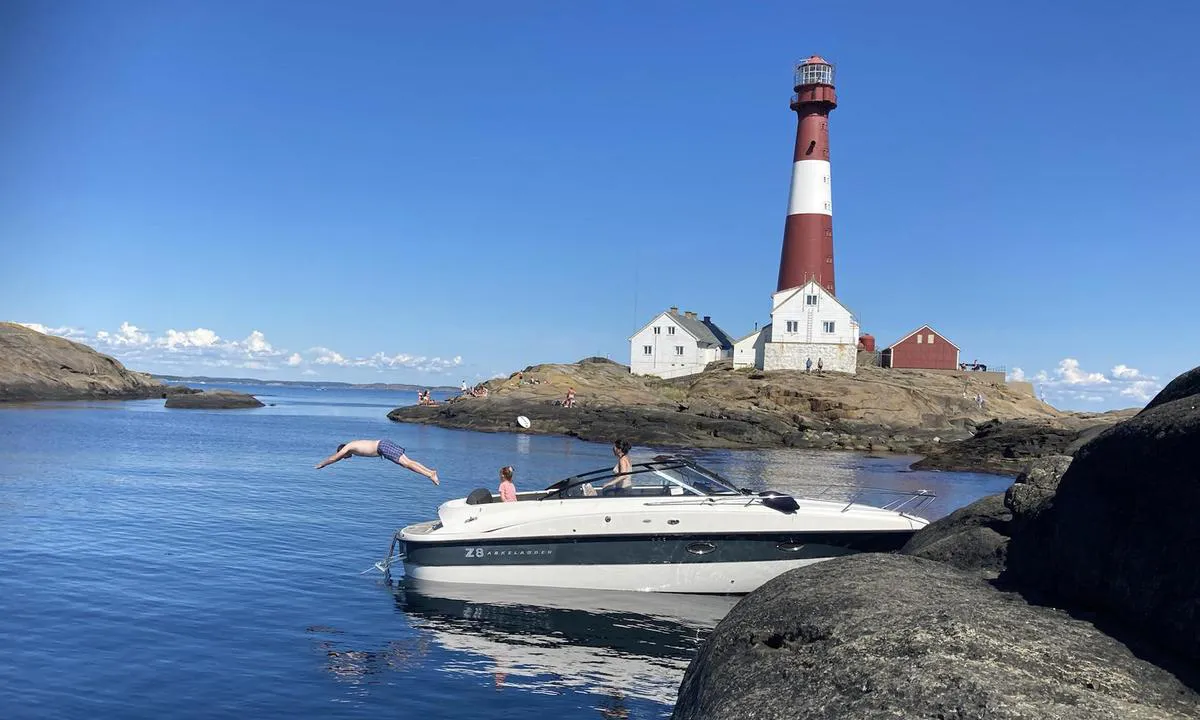 Færder Fyr: {"base": "no", "no": "Fint basseng mellom Tristein og Lillef\u00e6rder p\u00e5 en rolig dag", "se": "Fin bass\u00e4ng mellan Tristein och Lillef\u00e4rder p\u00e5 en lugn dag", "en": "Nice pool between Tristein and Lillef\u00e6rder on a calm day", "da": "Fint bassin mellem Tristein og Lillef\u00e6rder p\u00e5 en rolig dag"}