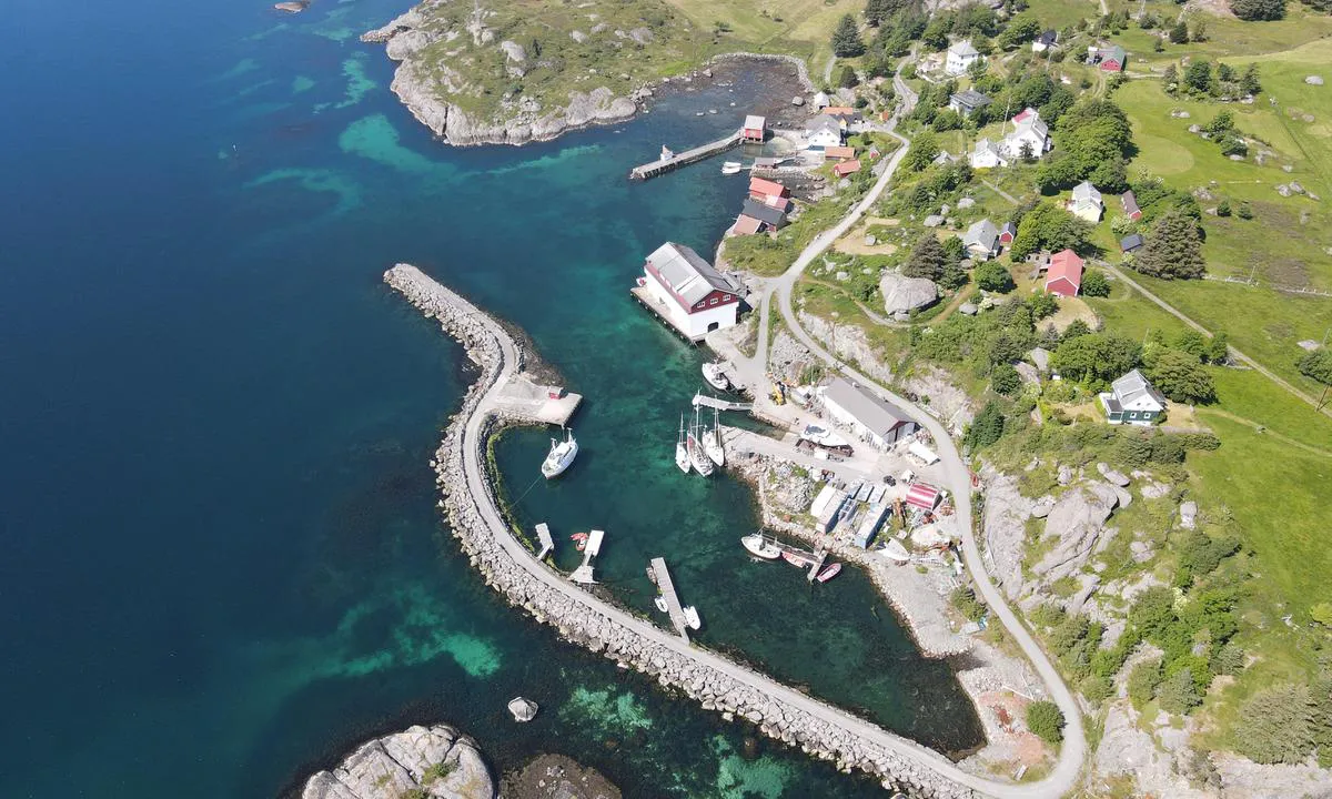 Færøy - Hersvikbygda: {"base": "no", "no": "Godt beskytta havn. Grei innseiling. Men obs grunnen rett nord for molo. Er merka med stake. Off kai p\u00e5 molo.  Kai der seilb\u00e5ter ligg er B\u00e5tsmia sin kai.  etter avtale er det mulig b\u00e5de \u00e5 ligge her og f\u00e5 straum og vatn.", "se": "Bra skyddad hamn. Enkel insegling. Men obs grundet strax norr om piren. \u00c4r markerad med en st\u00e5ng. Offentlig kaj vid piren. Kaj d\u00e4r segelb\u00e5tar ligger \u00e4r B\u00e5tsmias kaj. Efter \u00f6verenskommelse \u00e4r det m\u00f6jligt att b\u00e5de ligga h\u00e4r och f\u00e5 str\u00f6m och vatten.", "en": "Well-protected harbor. Straightforward approach. But beware of the shoal just north of the breakwater. It is marked with a beacon. Public quay on the breakwater. The quay where sailboats berth is managed by B\u00e5tsmia. By arrangement, it is possible to dock here and get electricity and water.", "da": "Godt beskyttet havn. Nem indsejling. Men obs grunden lige nord for mole. Er markeret med stage. Offentlig kaj p\u00e5 mole. Kaj hvor sejlb\u00e5de ligger er B\u00e5tsmia's kaj. Efter aftale er det muligt b\u00e5de at ligge her og f\u00e5 str\u00f8m og vand."}