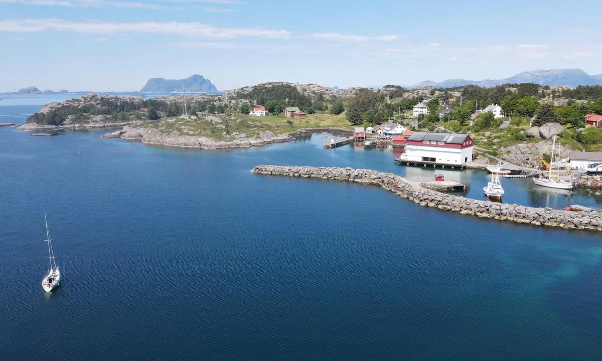 Færøy - Hersvikbygda: {"base": "no", "no": "Sett fr\u00e5 s\u00f8r. Kan sj\u00e5 Alden lengre nord", "se": "Sikt fr\u00e5n s\u00f6der. Kan se Alden l\u00e4ngre norrut", "en": "Seen from the south. Can see Alden further north", "da": "S\u00e6t fra syd. Kan se Alden l\u00e6ngere nord"}