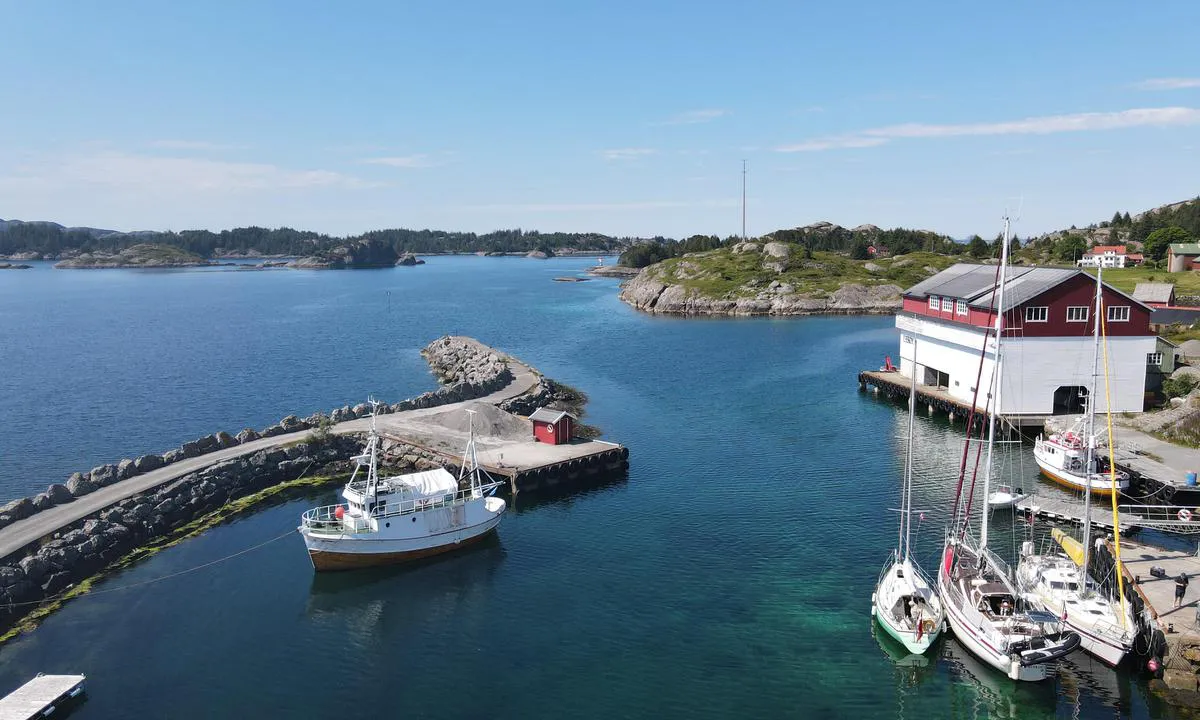 Færøy - Hersvikbygda: {"base": "no", "no": "Off kai p\u00e5 molo. B\u00e5tsmia det lokale b\u00e5tverkstet har kai til h\u00f8gre p\u00e5 bildet", "se": "Off kaj p\u00e5 pir. B\u00e5tsmia det lokala b\u00e5tvarvet har kaj till h\u00f6ger p\u00e5 bilden", "en": "Off quay on pier. The boat smith, the local boat workshop, has a quay to the right in the picture", "da": "Off kaj p\u00e5 mole. B\u00e5dsmia det lokale b\u00e5dv\u00e6rksted har kaj til h\u00f8jre p\u00e5 billedet"}