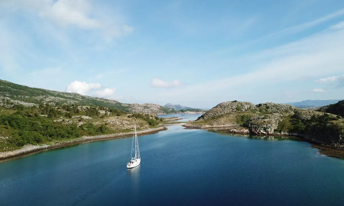 Lurøysundet - Færøya: {"base": "no", "no": "En av mange fine ankringsplassar i Lur\u00f8ysundet.", "se": "En av m\u00e5nga fina ankringsplatser i Lur\u00f6ysundet.", "en": "One of many fine anchorage spots in Lur\u00f8ysundet.", "da": "En af mange fine ankringspladser i Lur\u00f8ysundet."}