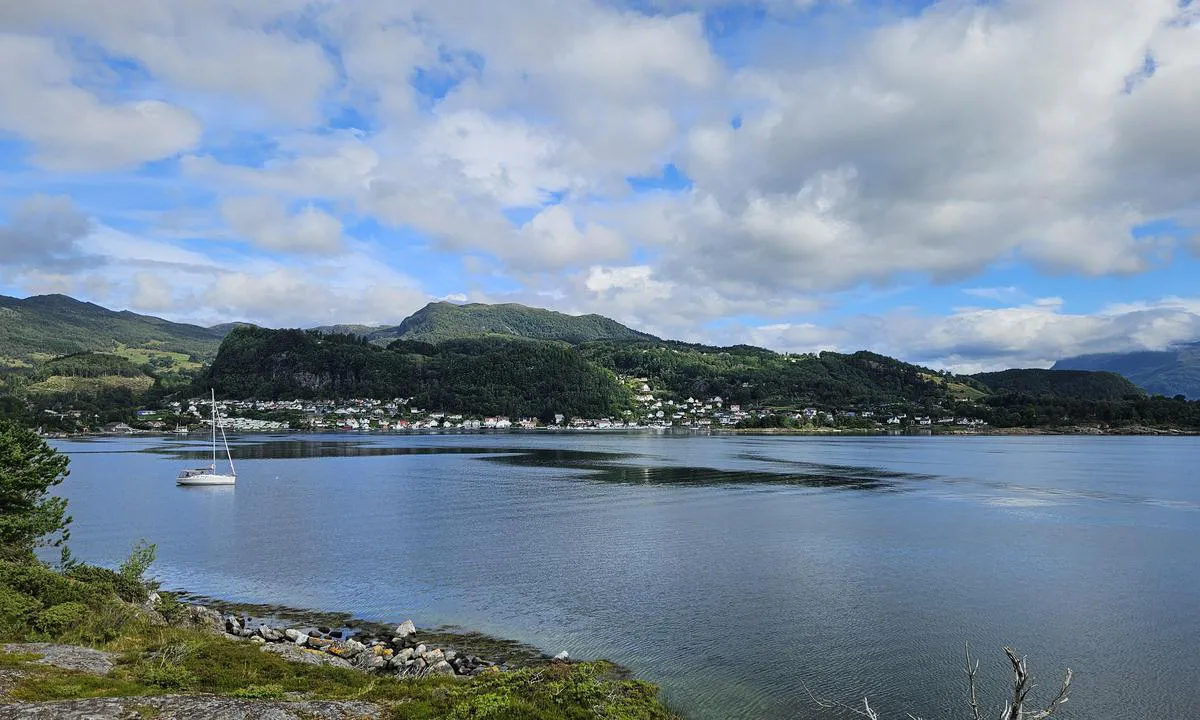 Færøyna: {"base": "no", "no": "Mot Nedstrand fra Store F\u00e6r\u00f8yna", "se": "Mot Nedstrand fr\u00e5n Stora F\u00e4r\u00f6arna", "en": "Towards Nedstrand from Store F\u00e6r\u00f8yna", "da": "Mod Nedstrand fra Store F\u00e6r\u00f8yna"}