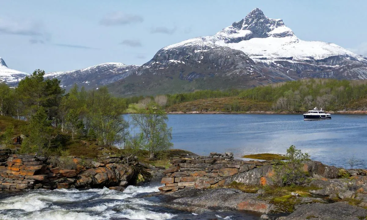Færøyvalen: {"base": "en", "no": "F\u00e6r\u00f8ya bak b\u00e5ten, med Skeistinden i bakgrunnen.", "se": "F\u00e6r\u00f8ya bakom b\u00e5ten, med Skeistinden i bakgrunden.", "en": "F\u00e6r\u00f8ya behind the boat, with Skeistinden in the background.", "da": "F\u00e6r\u00f8ya bag b\u00e5den, med Skeistinden i baggrunden."}