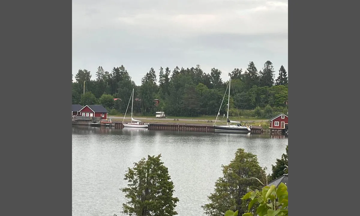Fagerviken : {"base": "se", "no": "Tidligere lastebrygge, s\u00e5 det kan v\u00e6re vanskelig \u00e5 klatre opp hvis man har en liten b\u00e5t. Popul\u00e6r bobilparkering.", "se": "Fd. Iastkaj s\u00e5 det kan vara sv\u00e5rt att kl\u00e4ttra upp man har en liten b\u00e5t. Popul\u00e4r st\u00e4llplats f\u00f6r husbilar.", "en": "Former cargo boat dock, so it can be difficult to climb up if you have a small boat. Popular parking area for motorhomes.", "da": "Tidligere lastekaiplads, s\u00e5 det kan v\u00e6re sv\u00e6rt at klatre op, hvis man har en lille b\u00e5d. Popul\u00e6r autocamperplads.", "fr": "Ancien quai de p\u00eache, il peut donc \u00eatre difficile de grimper si on a un petit bateau. Emplacement populaire pour les camping-cars.", "de": "Ehem. Lastenkai, daher kann es schwierig sein, hochzuklettern, wenn man ein kleines Boot hat. Beliebter Stellplatz f\u00fcr Wohnmobile.", "es": "Antiguo muelle de carga de peces, por lo que puede ser dif\u00edcil subir si se tiene un barco peque\u00f1o. Lugar popular para autocaravanas.", "it": "Ex. pontile da carico, quindi pu\u00f2 essere difficile salire se si ha una barca piccola. Popolare area di sosta per camper.", "pt": "Ex-cais de Iast, por isso pode ser dif\u00edcil subir se voc\u00ea tiver um barco pequeno. Local popular para estacionamento de autocaravanas.", "nl": "Voormalige Iastkaj, dus het kan moeilijk zijn om naar boven te klimmen als je een kleine boot hebt. Populaire parkeerplaats voor campers.", "pl": "Dawne nabrze\u017ce za\u0142adunkowe, wi\u0119c mo\u017ce by\u0107 trudno si\u0119 wspi\u0105\u0107, je\u015bli ma si\u0119 ma\u0142\u0105 \u0142\u00f3d\u017a. Popularne miejsce postojowe dla kamper\u00f3w.", "uk": "\u041a\u043e\u043b\u0438\u0448\u043d\u044f \u0437\u0430\u043b\u0456\u0437\u043e\u0431\u0435\u0442\u043e\u043d\u043d\u0430 \u043f\u0440\u0438\u0441\u0442\u0430\u043d\u044c, \u0442\u043e\u043c\u0443 \u043c\u043e\u0436\u0435 \u0431\u0443\u0442\u0438 \u0432\u0430\u0436\u043a\u043e \u043f\u0456\u0434\u043d\u044f\u0442\u0438\u0441\u044f, \u044f\u043a\u0449\u043e \u0443 \u0432\u0430\u0441 \u043d\u0435\u0432\u0435\u043b\u0438\u043a\u0438\u0439 \u0447\u043e\u0432\u0435\u043d. \u041f\u043e\u043f\u0443\u043b\u044f\u0440\u043d\u0435 \u043c\u0456\u0441\u0446\u0435 \u0441\u0442\u043e\u044f\u043d\u043a\u0438 \u0434\u043b\u044f \u0430\u0432\u0442\u043e\u0434\u043e\u043c\u0456\u0432.", "ro": "Fostul debarcader, astfel \u00eenc\u00e2t poate fi dificil s\u0103 te urci dac\u0103 ai o barc\u0103 mic\u0103. Loc popular de sta\u021bionare pentru rulote.", "tr": "Eski iskele, bu y\u00fczden k\u00fc\u00e7\u00fck bir tekneniz varsa t\u0131rmanmak zor olabilir. Karavanlar i\u00e7in pop\u00fcler bir park yeri.", "el": "\u03a0\u03c1\u03ce\u03b7\u03bd \u03b1\u03c0\u03bf\u03b2\u03ac\u03b8\u03c1\u03b1 \u03ad\u03c4\u03c3\u03b9 \u03bc\u03c0\u03bf\u03c1\u03b5\u03af \u03bd\u03b1 \u03b5\u03af\u03bd\u03b1\u03b9 \u03b4\u03cd\u03c3\u03ba\u03bf\u03bb\u03bf \u03bd\u03b1 \u03b1\u03bd\u03ad\u03b2\u03b5\u03c4\u03b5 \u03b1\u03bd \u03ad\u03c7\u03b5\u03c4\u03b5 \u03bc\u03b9\u03b1 \u03bc\u03b9\u03ba\u03c1\u03ae \u03b2\u03ac\u03c1\u03ba\u03b1. \u0394\u03b7\u03bc\u03bf\u03c6\u03b9\u03bb\u03ae\u03c2 \u03c4\u03bf\u03c0\u03bf\u03b8\u03b5\u03c3\u03af\u03b1 \u03c3\u03c4\u03ac\u03b8\u03bc\u03b5\u03c5\u03c3\u03b7\u03c2 \u03b3\u03b9\u03b1 \u03c4\u03c1\u03bf\u03c7\u03cc\u03c3\u03c0\u03b9\u03c4\u03b1.", "cs": "B\u00fdval\u00e9 \u017eelezn\u00e9 molo, tak\u017ee m\u016f\u017ee b\u00fdt obt\u00ed\u017en\u00e9 vyl\u00e9zt, pokud m\u00e1te malou lo\u010f. Obl\u00edben\u00e9 m\u00edsto pro karavany.", "hu": "Egykori hal\u00e1szkik\u00f6t\u0151, \u00edgy neh\u00e9z lehet felm\u00e1szni, ha kis haj\u00f3val \u00e9rkezik. N\u00e9pszer\u0171 parkol\u00f3hely lak\u00f3aut\u00f3k sz\u00e1m\u00e1ra.", "fi": "Entinen kalastuslaituri, joten sinne voi olla vaikea kiivet\u00e4, jos sinulla on pieni vene. Suosittu pys\u00e4hdyspaikka matkailuautoille.", "bg": "\u0411\u0438\u0432\u0448\u0430 \u043f\u0440\u0438\u0441\u0442\u0430\u043d\u0438\u0449\u043d\u0430 \u043a\u0435\u0439, \u0442\u0430\u043a\u0430 \u0447\u0435 \u043c\u043e\u0436\u0435 \u0434\u0430 \u0431\u044a\u0434\u0435 \u0442\u0440\u0443\u0434\u043d\u043e \u0434\u0430 \u0441\u0435 \u0438\u0437\u043a\u0430\u0447\u0438\u0442\u0435, \u0430\u043a\u043e \u0438\u043c\u0430\u0442\u0435 \u043c\u0430\u043b\u043a\u0430 \u043b\u043e\u0434\u043a\u0430. \u041f\u043e\u043f\u0443\u043b\u044f\u0440\u043d\u043e \u043c\u044f\u0441\u0442\u043e \u0437\u0430 \u043f\u0430\u0440\u043a\u0438\u0440\u0430\u043d\u0435 \u043d\u0430 \u043a\u0435\u043c\u043f\u0435\u0440\u0438.", "sr": "Stara pristani\u0161na platforma, tako da mo\u017ee biti te\u0161ko popeti se ako imate mali brod. Popularno mesto za kamper vozila.", "et": "Endine jahtklubi, seet\u00f5ttu v\u00f5ib olla raske \u00fcles ronida, kui teil on v\u00e4ike paat. Populaarne peatuskoht matkaautodele.", "lv": "Bijus\u012b piest\u0101tne, t\u0101p\u0113c var b\u016bt gr\u016bti uzk\u0101pt, ja ir mazs laivas. Popul\u0101ra apst\u0101\u0161an\u0101s vieta kemperiem.", "lt": "Buv\u0119s Iastkaj, tod\u0117l gali b\u016bti sunku u\u017elipti, jei turite ma\u017e\u0105 valt\u012f. Populiari vieta stov\u0117jimo aik\u0161tel\u0117ms kemperiams."}