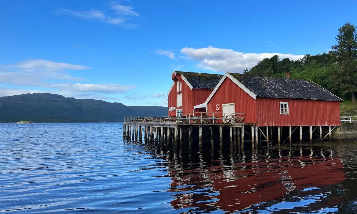 Faksdal Gjestehavn: {"base": "no", "no": "Brygge-P\u00f8bben", "se": "Bryggpubben", "en": "The Dock-Pub", "da": "Brygge-Pubben"}
