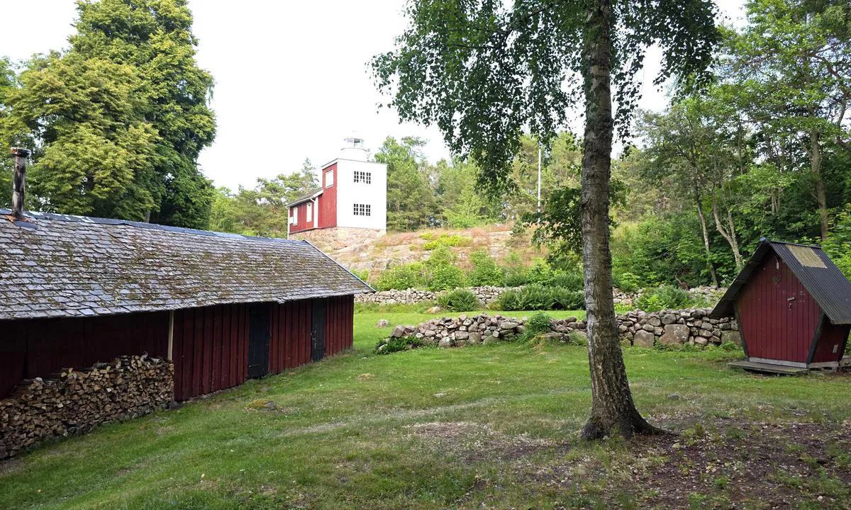 Fällholmarna norra: {"base": "no", "no": "Her sees toalettet til h\u00f8yre og ved til badstuen til venstre.", "se": "H\u00e4r ses toaletten till h\u00f6ger och ved till bastun till v\u00e4nster.", "en": "Here you see the toilet to the right and the wood for the sauna to the left.", "da": "Her ses toilettet til h\u00f8jre og br\u00e6nde til saunaen til venstre.", "fr": "Ici, on voit les toilettes \u00e0 droite et le bois pour le sauna \u00e0 gauche.", "de": "Hier sieht man die Toilette auf der rechten Seite und das Holz f\u00fcr die Sauna auf der linken Seite.", "es": "Aqu\u00ed se ve el ba\u00f1o a la derecha y la le\u00f1a para la sauna a la izquierda.", "it": "Qui si vede il bagno a destra e la legna per la sauna a sinistra.", "pt": "Aqui v\u00ea-se o banheiro \u00e0 direita e a lenha para a sauna \u00e0 esquerda.", "nl": "Hier ziet u het toilet aan de rechterkant en het hout voor de sauna aan de linkerkant.", "pl": "Tutaj wida\u0107 toalety po prawej stronie i drewno do sauny po lewej stronie.", "uk": "\u0422\u0443\u0442 \u0432\u0438\u0434\u043d\u043e \u0442\u0443\u0430\u043b\u0435\u0442 \u043f\u0440\u0430\u0432\u043e\u0440\u0443\u0447 \u0456 \u0434\u0440\u043e\u0432\u0430 \u0434\u043b\u044f \u0441\u0430\u0443\u043d\u0438 \u043b\u0456\u0432\u043e\u0440\u0443\u0447.", "ro": "Aici se vede toaleta pe dreapta \u0219i lemnul pentru saun\u0103 pe st\u00e2nga.", "tr": "Burada sa\u011fda tuvalet ve solda saunaya odun g\u00f6r\u00fclebilir.", "el": "\u0395\u03b4\u03ce \u03c6\u03b1\u03af\u03bd\u03b5\u03c4\u03b1\u03b9 \u03b7 \u03c4\u03bf\u03c5\u03b1\u03bb\u03ad\u03c4\u03b1 \u03c3\u03c4\u03b1 \u03b4\u03b5\u03be\u03b9\u03ac \u03ba\u03b1\u03b9 \u03bf \u03be\u03cd\u03bb\u03b1 \u03b3\u03b9\u03b1 \u03c4\u03b7 \u03c3\u03ac\u03bf\u03c5\u03bd\u03b1 \u03c3\u03c4\u03b1 \u03b1\u03c1\u03b9\u03c3\u03c4\u03b5\u03c1\u03ac.", "cs": "Zde je vid\u011bt toaleta vpravo a d\u0159evo do sauny vlevo.", "hu": "Itt tal\u00e1lhat\u00f3 a WC jobbra, \u00e9s a szauna f\u00e1ja balra.", "fi": "T\u00e4ss\u00e4 n\u00e4kyv\u00e4t wc oikealla ja sauna vasemmalla.", "bg": "\u0422\u0443\u043a \u0441\u0435 \u0432\u0438\u0436\u0434\u0430 \u0442\u043e\u0430\u043b\u0435\u0442\u043d\u0430\u0442\u0430 \u0432\u0434\u044f\u0441\u043d\u043e \u0438 \u0434\u044a\u0440\u0432\u0430\u0442\u0430 \u0437\u0430 \u0441\u0430\u0443\u043d\u0430\u0442\u0430 \u0432\u043b\u044f\u0432\u043e.", "sr": "Ovde se vide toaleti s desne strane i drva za saunu s leve strane.", "et": "Siin n\u00e4eb tualetti paremal ja puitu sauna jaoks vasakul.", "lv": "Te ir redzama tualete pa labi, un sauna ar malku pa kreisi.", "lt": "\u010cia matomos de\u0161in\u0117je pus\u0117je esan\u010dios tualeto durys, o kair\u0117je - malkos pirtel\u0117ms."}
