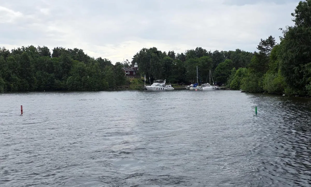 Fällholmarna norra: {"base": "no", "no": "Her kan man se r\u00f8d og gr\u00f8nn stake ca. halvveis inn til havnen.", "se": "H\u00e4r kan man se r\u00f6d och gr\u00f6n prick ca. halvv\u00e4gs in till hamnen.", "en": "Here you can see red and green markers approximately halfway to the harbor.", "da": "Her kan man se r\u00f8d og gr\u00f8n p\u00e6l ca. halvvejs ind til havnen.", "fr": "Ici, on peut voir des balises rouge et verte environ \u00e0 mi-chemin de l'entr\u00e9e du port.", "de": "Hier sieht man rote und gr\u00fcne Pf\u00e4hle ungef\u00e4hr auf halber Strecke zum Hafen.", "es": "Aqu\u00ed se pueden ver balizas rojas y verdes aproximadamente a medio camino hacia el puerto.", "it": "Qui si possono vedere segnali rossi e verdi circa a met\u00e0 strada verso il porto.", "pt": "Aqui pode-se ver estacas vermelhas e verdes aproximadamente a meio caminho do porto.", "nl": "Hier kan men rode en groene staken ongeveer halverwege naar de haven zien.", "pl": "Tutaj wida\u0107 czerwone i zielone tyki oko\u0142o w po\u0142owie drogi do portu.", "uk": "\u0422\u0443\u0442 \u043c\u043e\u0436\u043d\u0430 \u043f\u043e\u0431\u0430\u0447\u0438\u0442\u0438 \u0447\u0435\u0440\u0432\u043e\u043d\u0438\u0439 \u0456 \u0437\u0435\u043b\u0435\u043d\u0438\u0439 \u0437\u043d\u0430\u043a \u043f\u0440\u0438\u0431\u043b\u0438\u0437\u043d\u043e \u043d\u0430 \u043f\u0456\u0432\u0434\u043e\u0440\u043e\u0437\u0456 \u0434\u043e \u0433\u0430\u0432\u0430\u043d\u0456.", "ro": "Aici se pot vedea balize ro\u0219ii \u0219i verzi aproximativ la jum\u0103tatea drumului p\u00e2n\u0103 la port.", "tr": "Burada limana yakla\u015f\u0131k yar\u0131 yolda k\u0131rm\u0131z\u0131 ve ye\u015fil direk g\u00f6rebilir.", "el": "\u0395\u03b4\u03ce \u03bc\u03c0\u03bf\u03c1\u03b5\u03af\u03c4\u03b5 \u03bd\u03b1 \u03b4\u03b5\u03af\u03c4\u03b5 \u03b5\u03c1\u03c5\u03b8\u03c1\u03ac \u03ba\u03b1\u03b9 \u03c0\u03c1\u03ac\u03c3\u03b9\u03bd\u03b1 \u03c3\u03b7\u03bc\u03ac\u03b4\u03b9\u03b1 \u03c0\u03b5\u03c1\u03af\u03c0\u03bf\u03c5 \u03c3\u03c4\u03b7 \u03bc\u03ad\u03c3\u03b7 \u03c4\u03b7\u03c2 \u03b4\u03b9\u03b1\u03b4\u03c1\u03bf\u03bc\u03ae\u03c2 \u03c0\u03c1\u03bf\u03c2 \u03c4\u03bf \u03bb\u03b9\u03bc\u03ac\u03bd\u03b9.", "cs": "Zde lze vid\u011bt \u010dervenou a zelenou ty\u010d p\u0159ibli\u017en\u011b v polovin\u011b cesty do p\u0159\u00edstavu.", "hu": "Itt l\u00e1that\u00f3k piros \u00e9s z\u00f6ld c\u00f6l\u00f6p\u00f6k k\u00f6r\u00fclbel\u00fcl f\u00e9l\u00faton a kik\u00f6t\u0151be.", "fi": "T\u00e4\u00e4ll\u00e4 voi n\u00e4hd\u00e4 punaisen ja vihre\u00e4n merkkipoijun noin puoliv\u00e4liss\u00e4 satamaan.", "bg": "\u0422\u0443\u043a \u043c\u043e\u0436\u0435\u0442\u0435 \u0434\u0430 \u0432\u0438\u0434\u0438\u0442\u0435 \u0447\u0435\u0440\u0432\u0435\u043d\u0438 \u0438 \u0437\u0435\u043b\u0435\u043d\u0438 \u043c\u0430\u0440\u043a\u0438\u0440\u043e\u0432\u043a\u0438 \u043f\u0440\u0438\u0431\u043b\u0438\u0437\u0438\u0442\u0435\u043b\u043d\u043e \u043d\u0430 \u043f\u043e\u043b\u043e\u0432\u0438\u043d\u0430\u0442\u0430 \u043f\u044a\u0442 \u043a\u044a\u043c \u043f\u0440\u0438\u0441\u0442\u0430\u043d\u0438\u0449\u0435\u0442\u043e.", "sr": "\u041e\u0432\u0434\u0435 \u0441\u0435 \u043c\u043e\u0436\u0435 \u0432\u0438\u0434\u0435\u0442\u0438 \u0446\u0440\u0432\u0435\u043d\u0430 \u0438 \u0437\u0435\u043b\u0435\u043d\u0430 \u043e\u0437\u043d\u0430\u043a\u0430 \u043e\u043a\u043e \u043f\u043e\u043b\u0430 \u043f\u0443\u0442\u0430 \u0434\u043e \u043b\u0443\u043a\u0435.", "et": "Siin v\u00f5ib n\u00e4ha punast ja rohelist t\u00e4hist umbes sadama poole peal.", "lv": "\u0160eit var redz\u0113t sarkanu un za\u013cu stabu aptuveni pusce\u013c\u0101 uz ostu.", "lt": "\u010cia galima matyti raudonus ir \u017ealius \u017eenklus ma\u017edaug pusiaukel\u0117je iki uosto."}