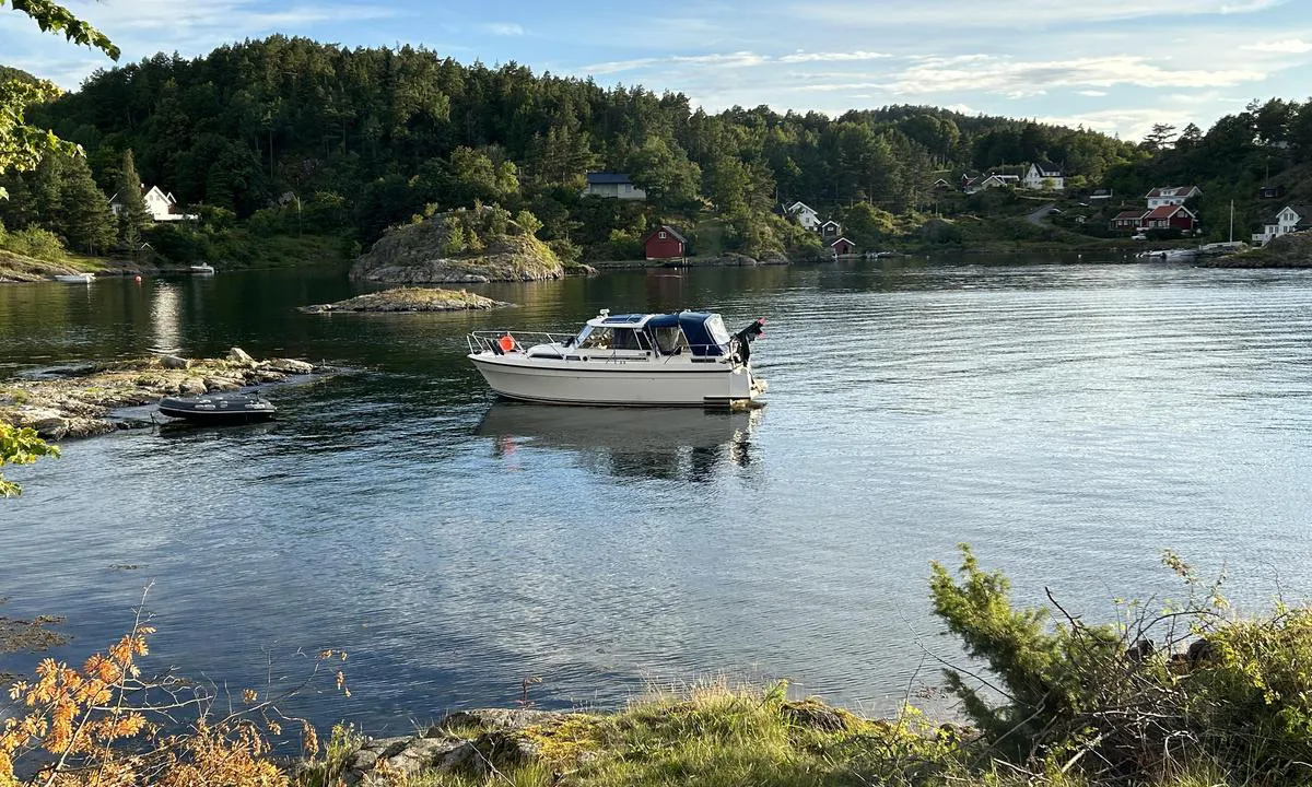 Fårholmen: På v-nv side av øya er det en fin beskyttet bukt.
Greie fortøyningsbolter!