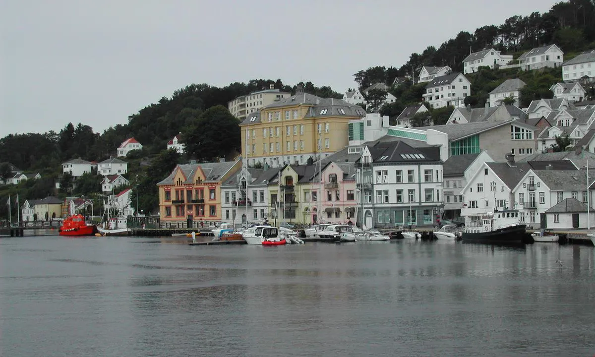 {"base": "no", "no": "Sentrum i Farsund.", "se": "Centrum i Farsund.", "en": "The center of Farsund.", "da": "Centrum i Farsund."}