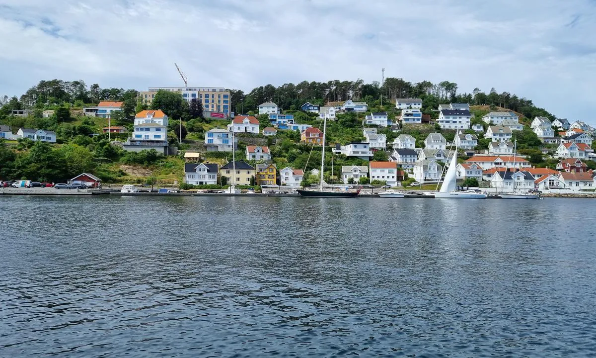 Farsund Gjestehavn - Gåsholmen: {"base": "no", "no": "Verven sett fra G\u00e5sholmen", "se": "Verven sedd fr\u00e5n G\u00e5sholmen", "en": "The shipyard seen from G\u00e5sholmen", "da": "V\u00e6rftet set fra G\u00e5seholmen"}